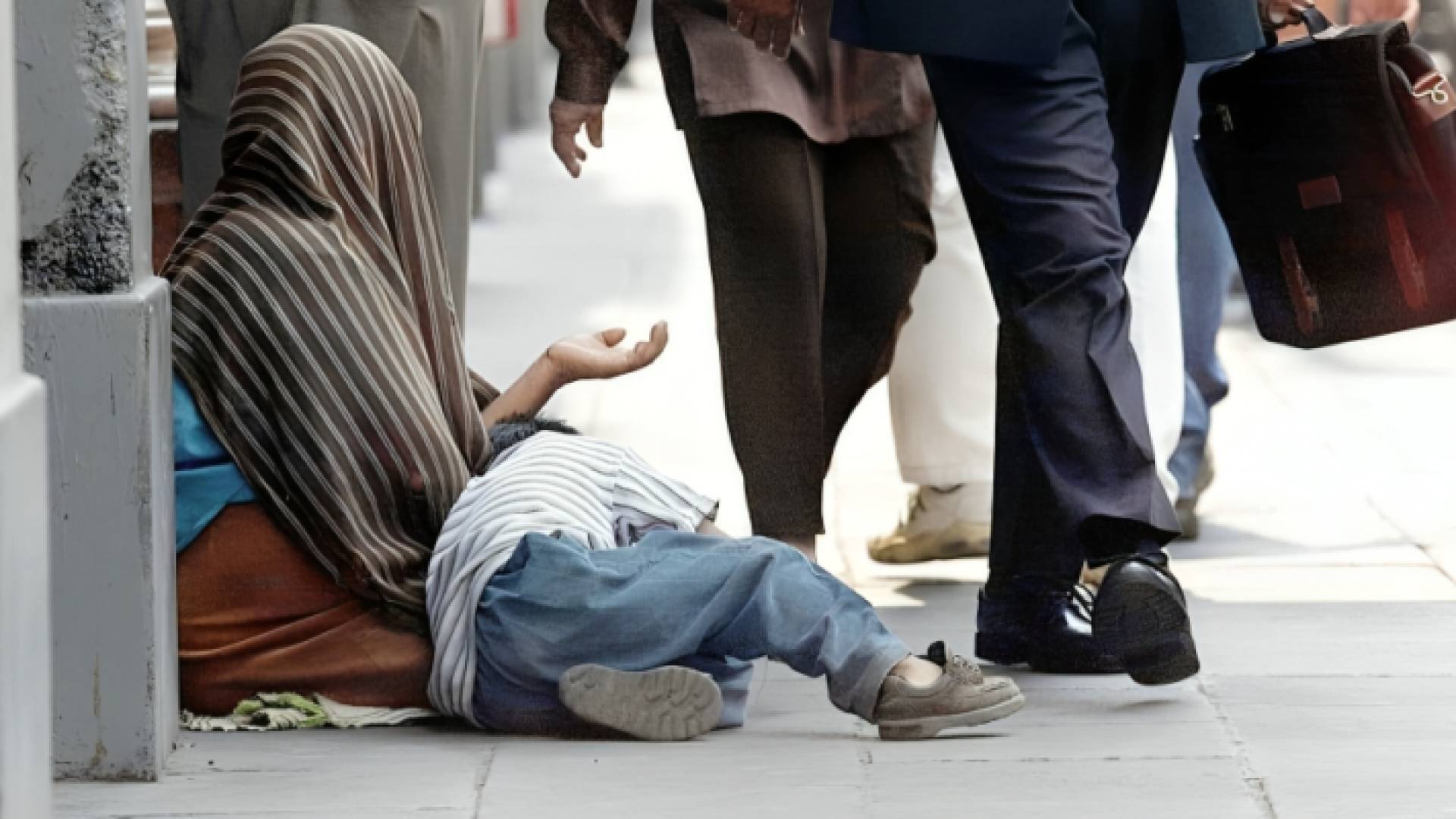 متسولة في الطريق العام