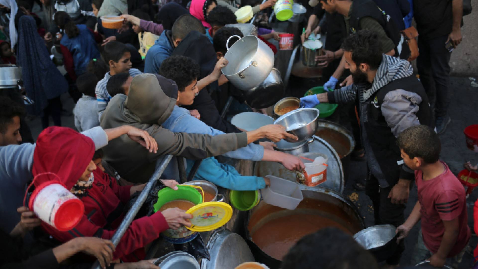 فلسطينيون يتجمعون للحصول على القليل من الطعام للإفطار في رمضان