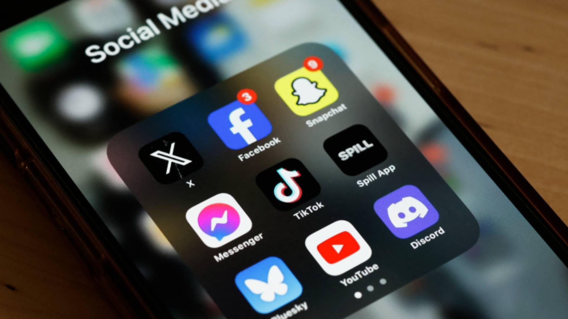 بعض تطبيقات منصات التواصل الاجتماعي - تعبيرية