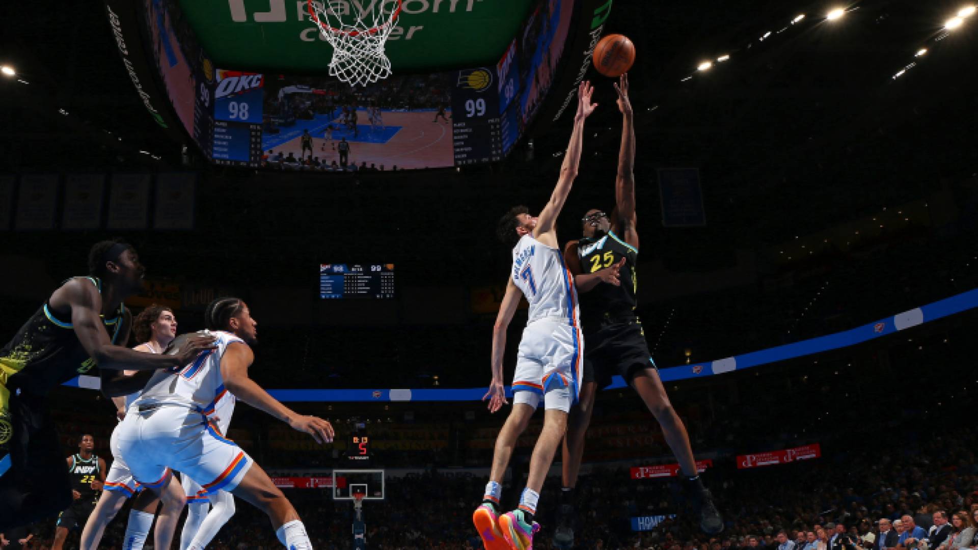 جانب من مباراة أوكلاهوما سيتي ثاندر وإنديانا بايسرز