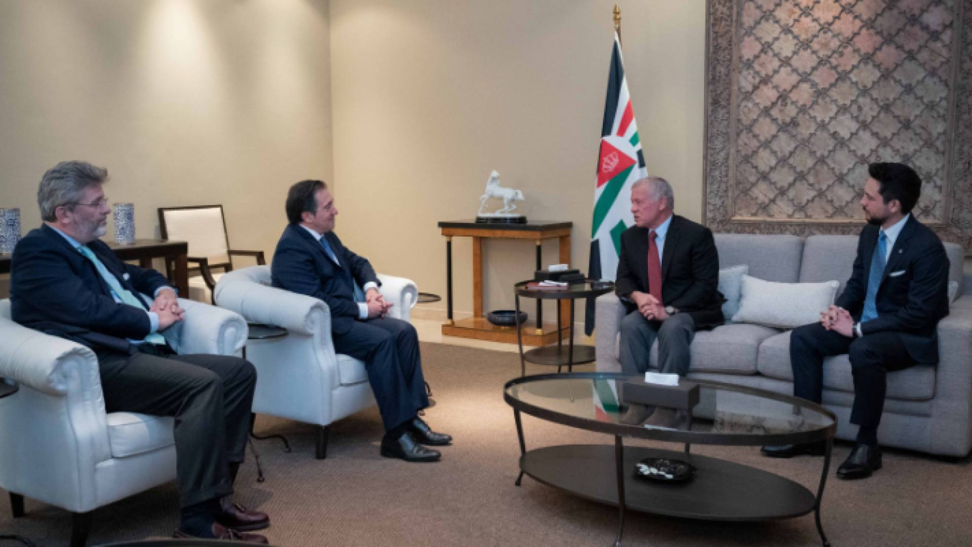 جلالة الملك خلال لقائه مع وزير خارجية إسبانيا بحضور الأمير الحسين