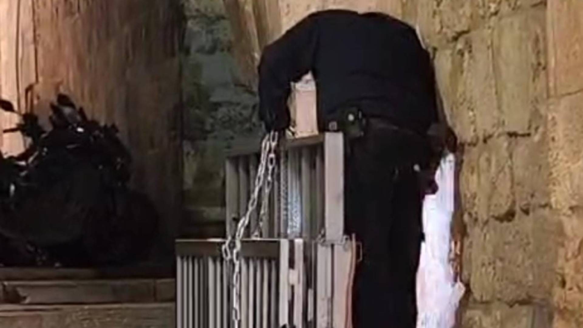 سلطات الاحتلال تشرع بتركيب حواجز حديدية على أبواب المسجد الأقصى