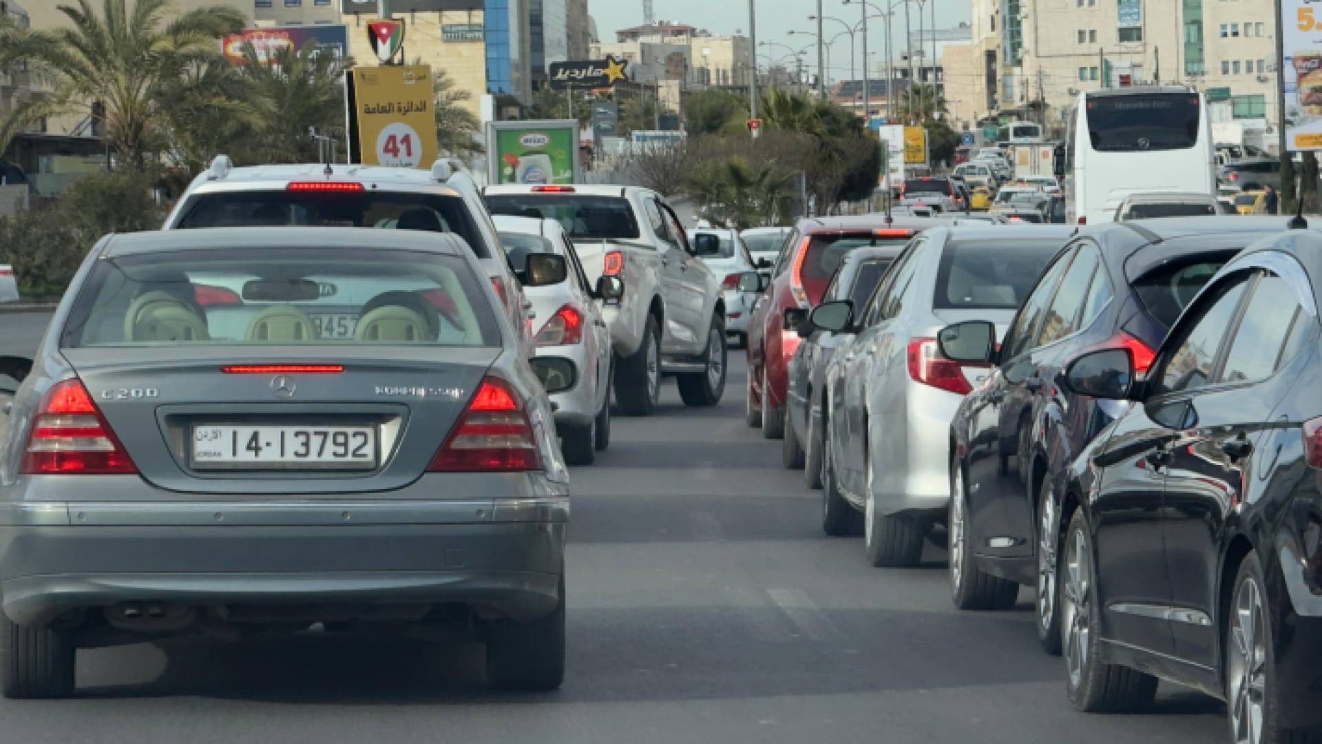 أزمة مرورية في إحدى شوارع العاصمة عمان