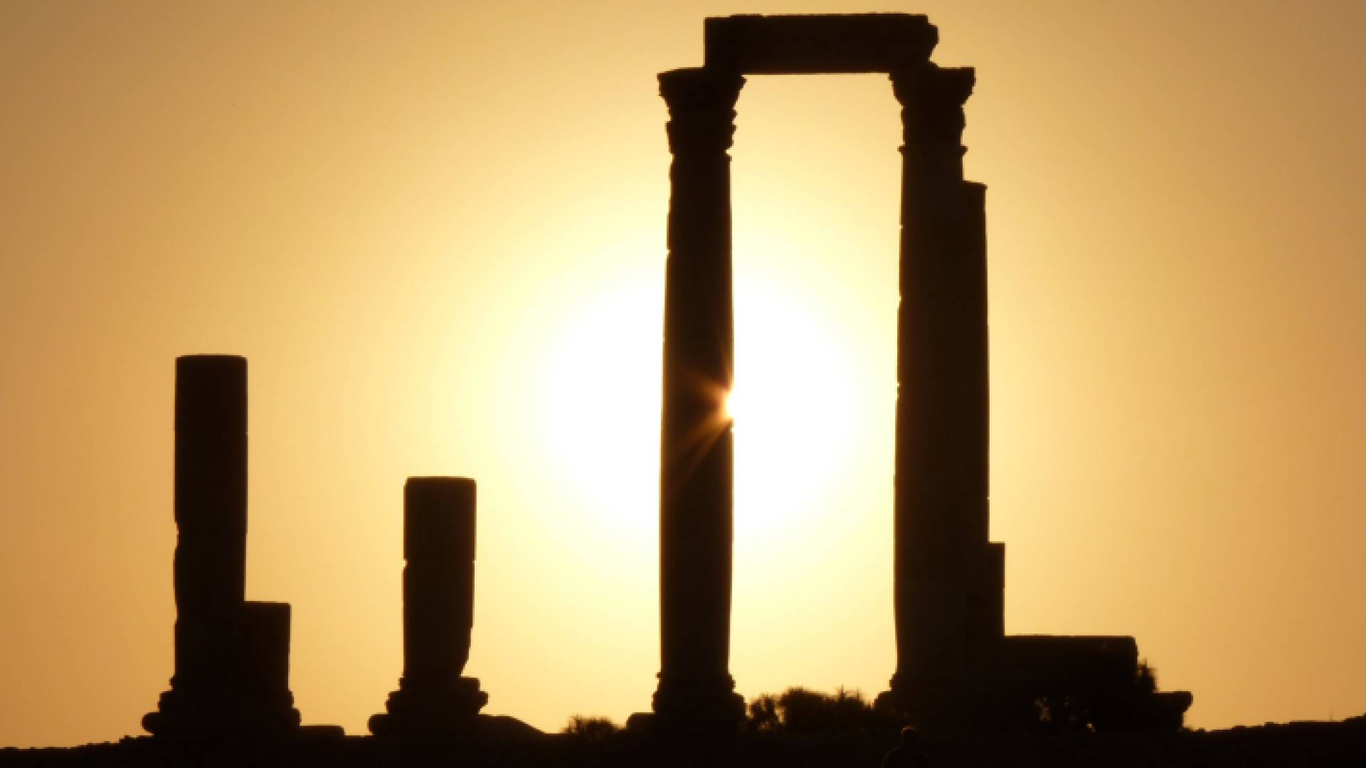 سطوع الشمس على موقع جبل القلعة في العاصمة عمان