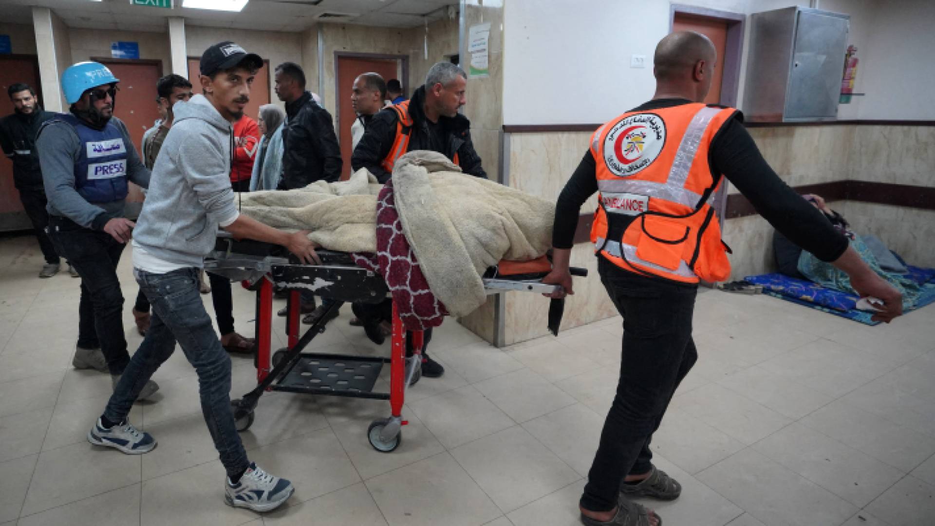 اخلاء شهيد إلى المستشفى في قطاع غزة "أ ف ب"