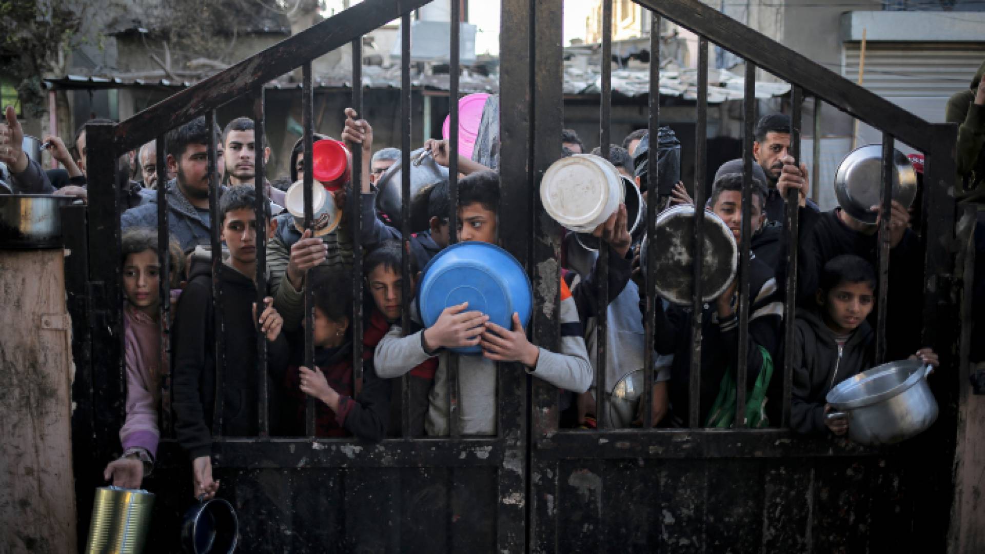 غزيون ينتظرون دورهم للحصول على طعام الإفطار في رمضان