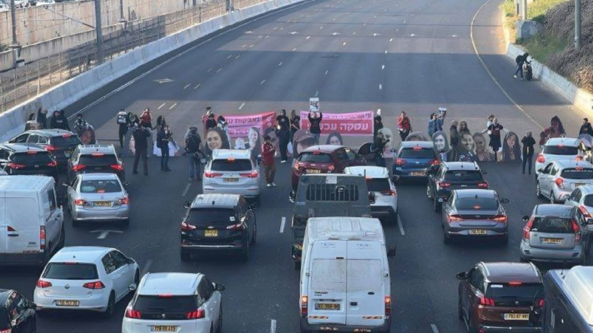 إغلاق شارع "أيالون" في "تل أبيب" للمطالبة بالتوصل لصفقة مع المقاومة