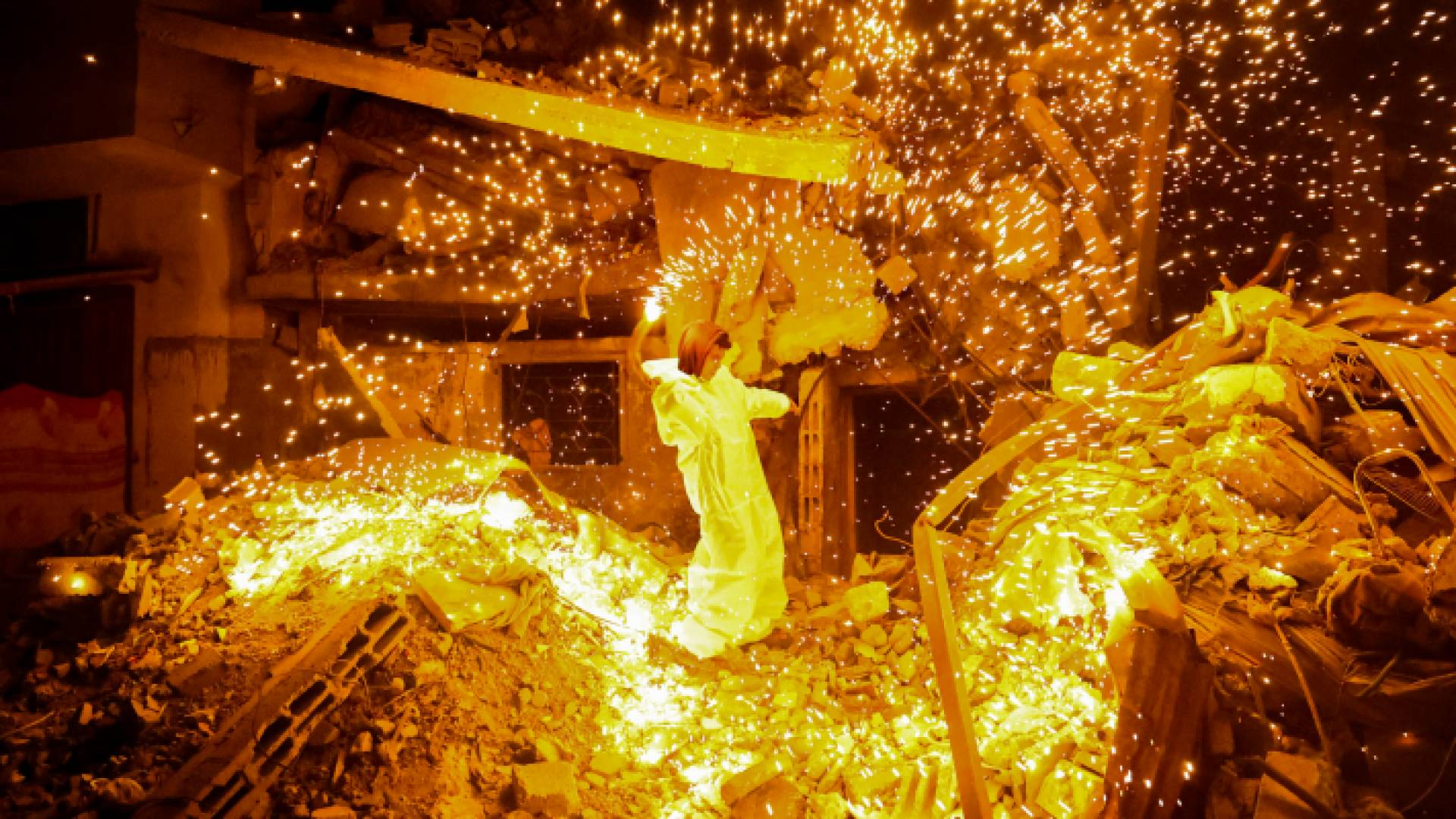 طفل فلسطيني يلعب بألعاب نارية من "الخريس" في رفح