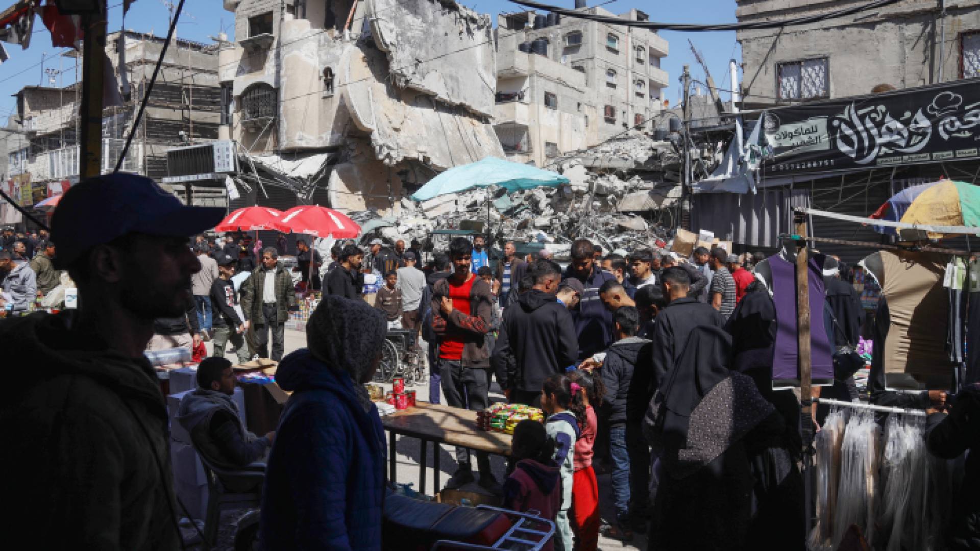 مواد غذائية معروضة في الطريق العام لأسواق قطاع غزة