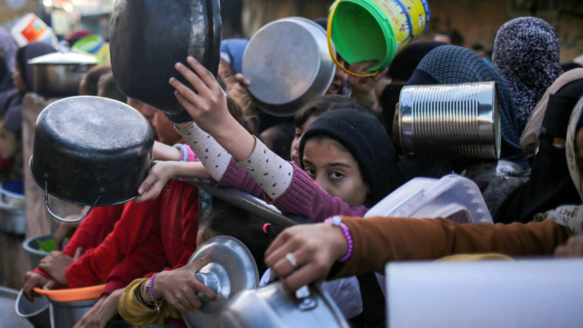 أطفال في غزة يبحثون عن طعامهم في رمضان