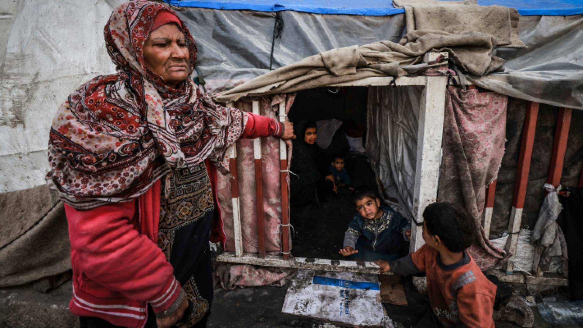 فلسطينيون داخل خيام في أحد شوارع رفح