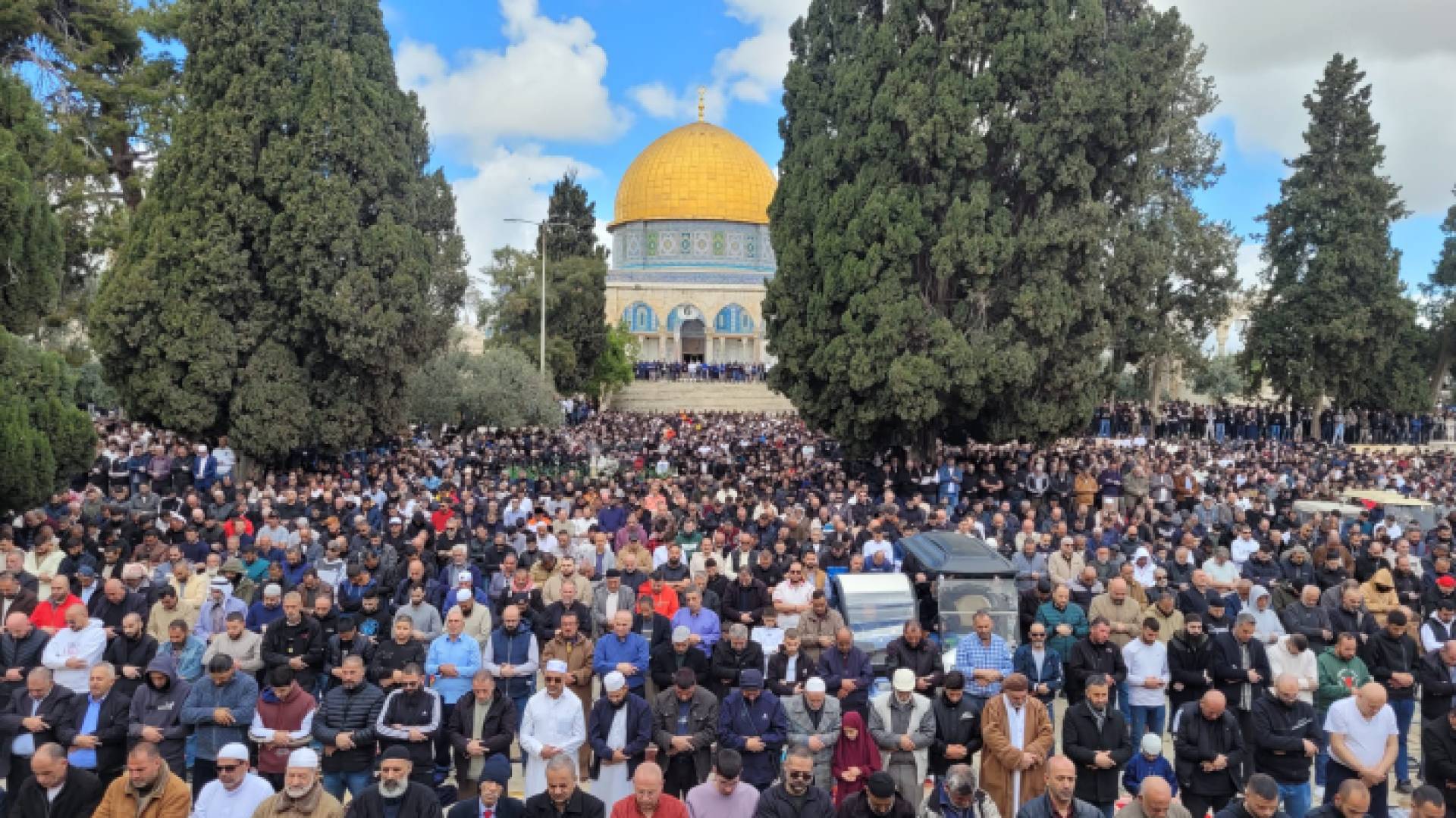 الآلاف يؤدون صلاة الجمعة في المسجد الأقصى