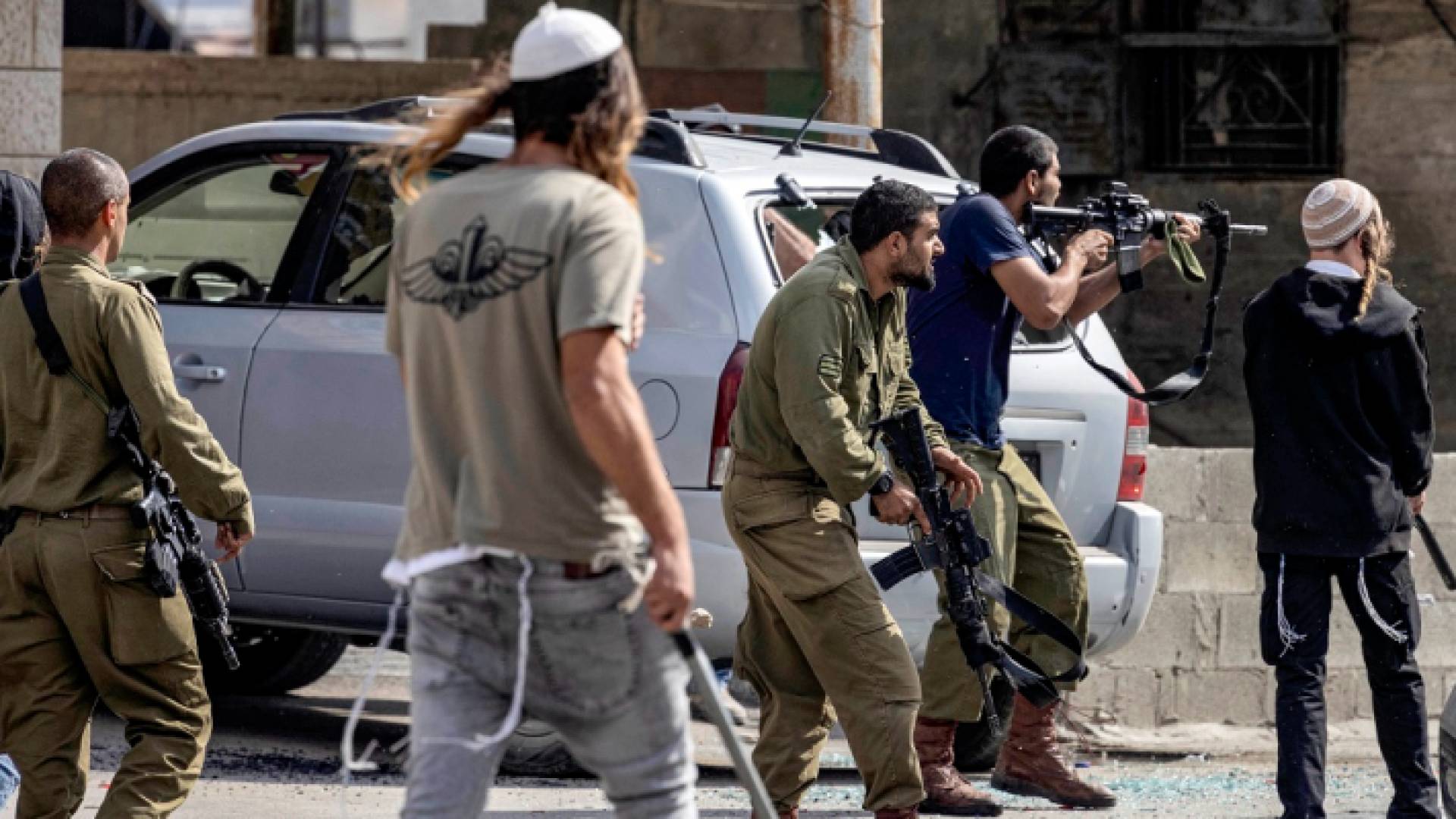 مستوطنون يعتدون على فلسطينيين