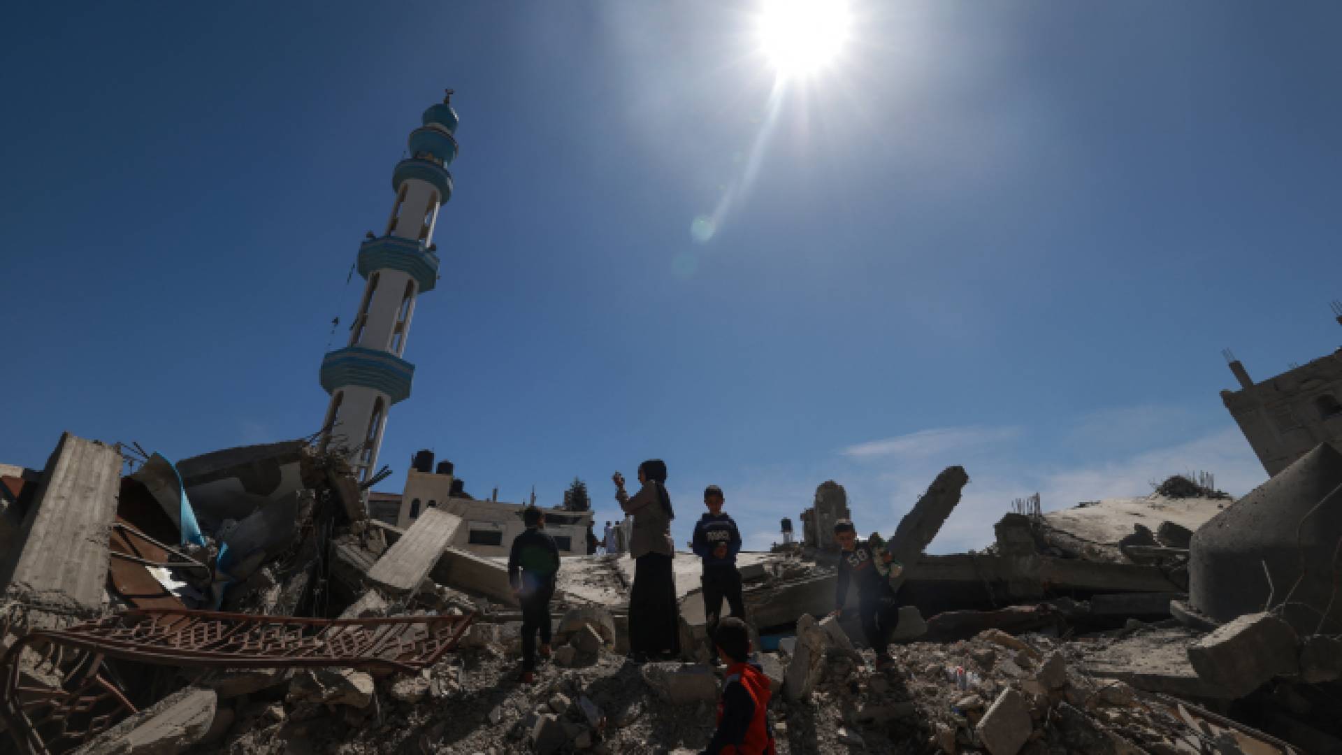 أطفال بالقرب من مسجد الفاروق الذي دمره الاحتلال في رفح - AFP