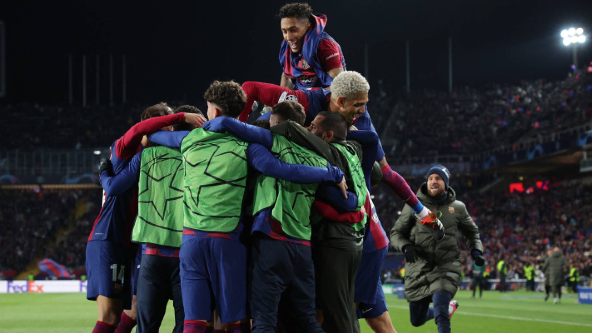 لاعبو برشلونة يحتفلون بهدف سابق