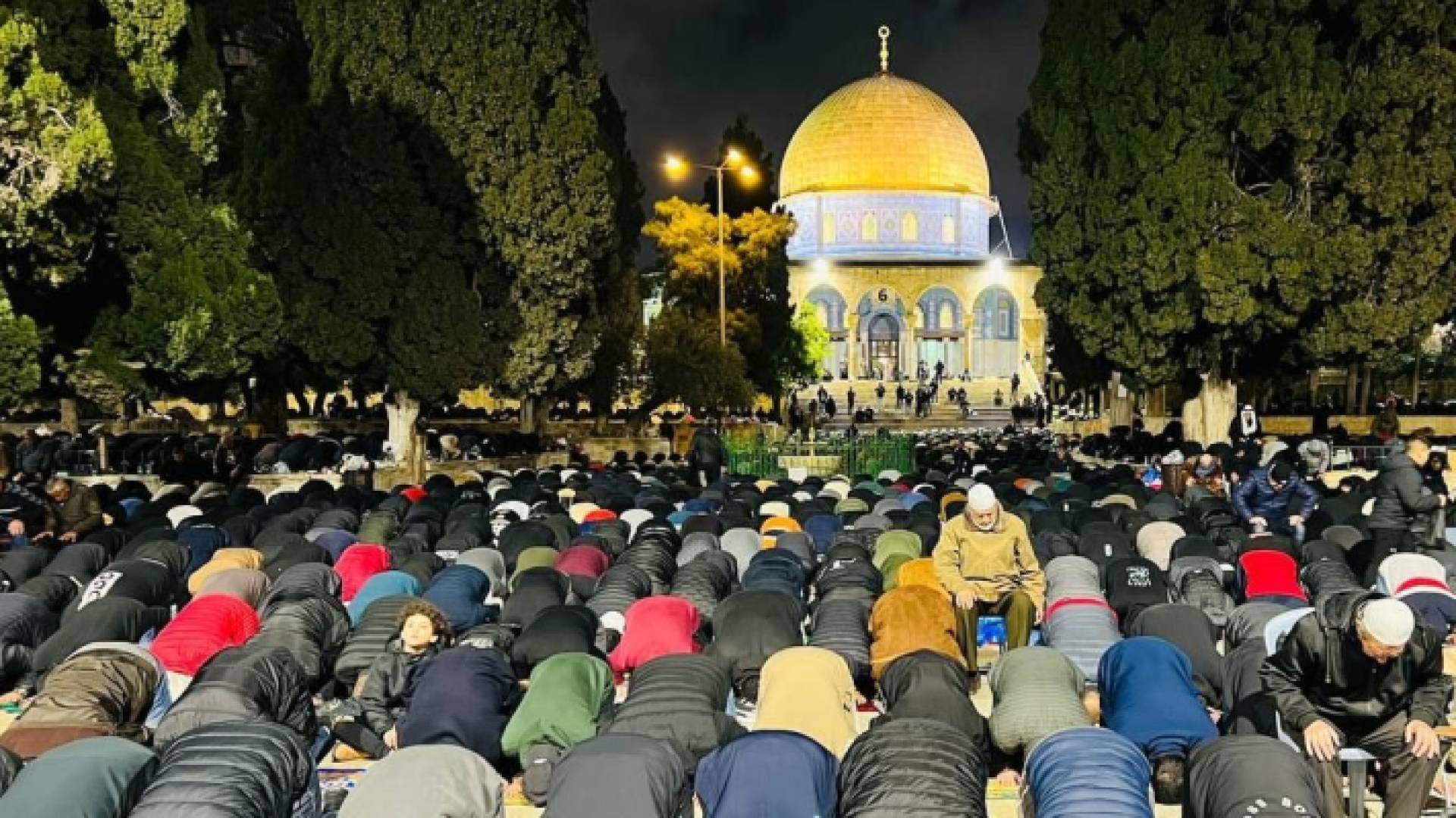 فلسطينيون يؤدون صلاتي العشاء والتراويح في المسجد الأقصى