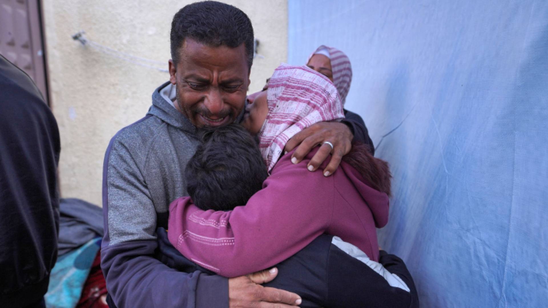 غزيون يبكون قهرا ووجعا على فقدان أحد أفراد عائلتهم بغزة