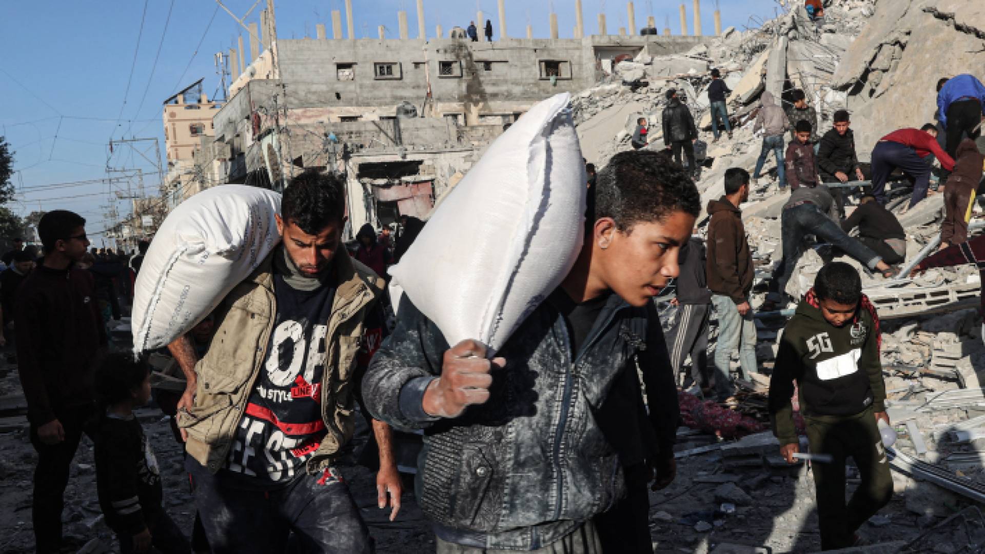 فلسطينيون يحضرون الطحين في غزة