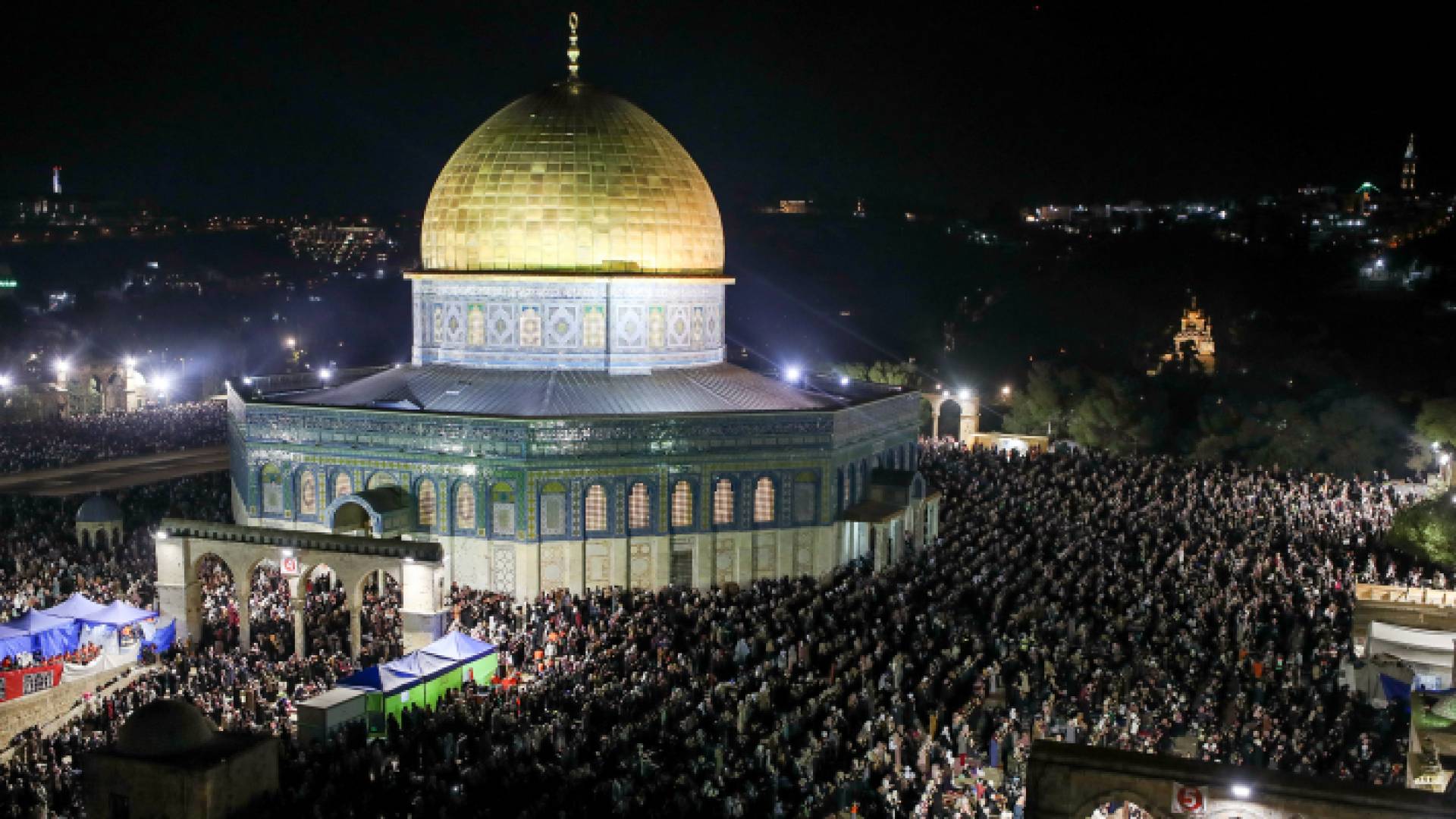 تأدية صلاتي العشاء والتراويح في المسجد الأقصى