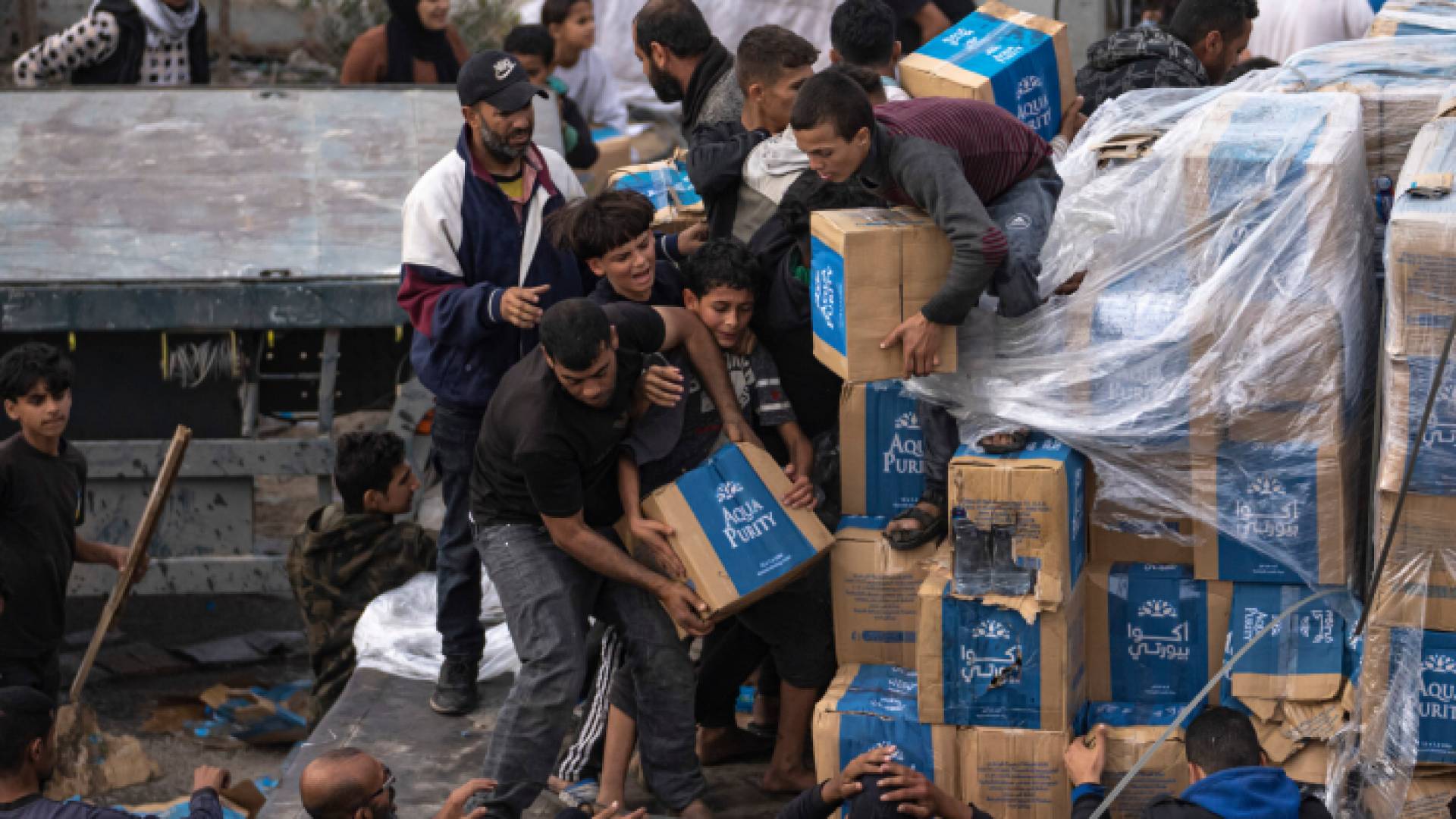 فلسطينيون يحاولون الحصول على مساعدات في غزة