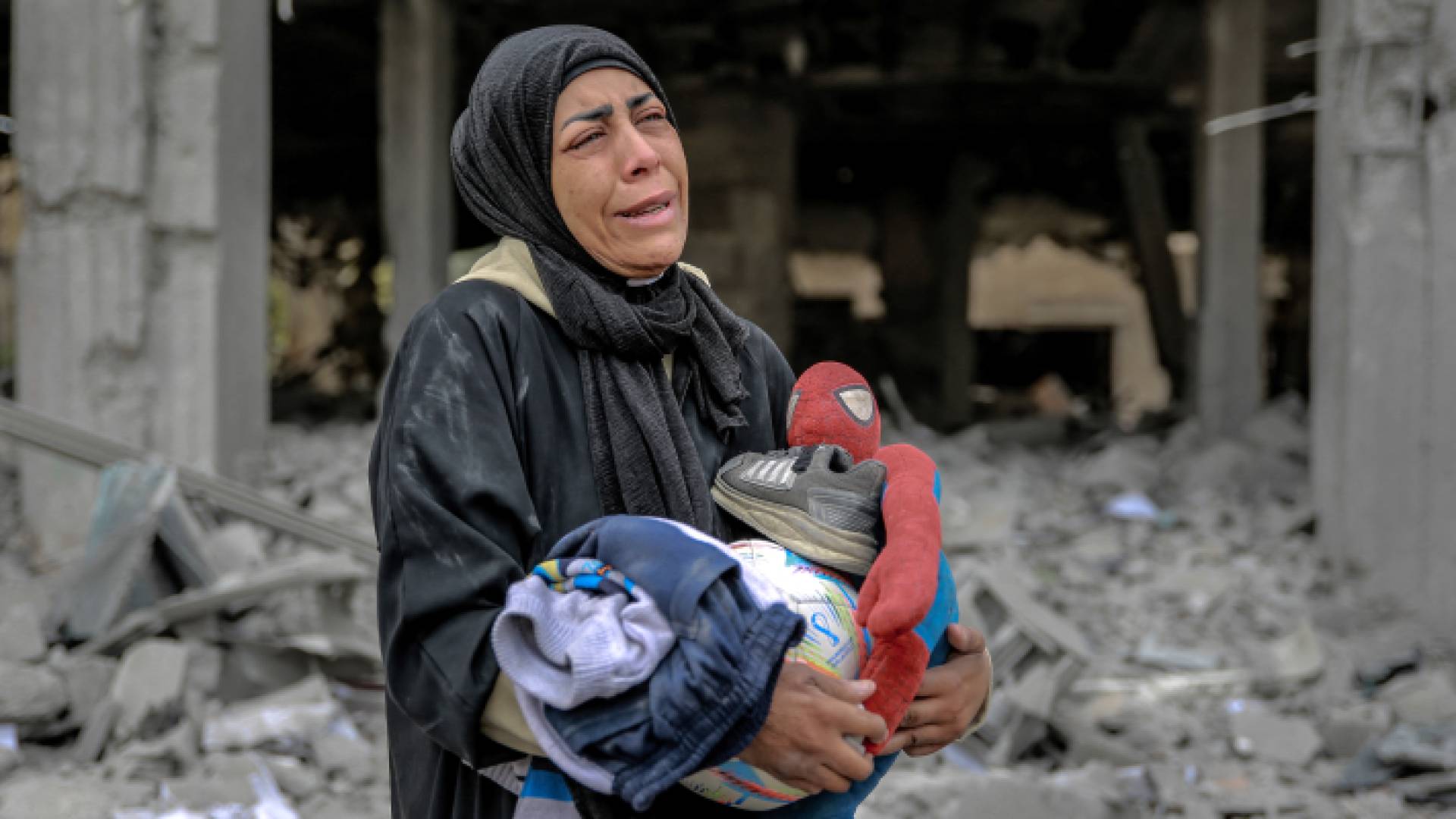 فلسطينية تبكي في أعقاب قصف للاحتلال
