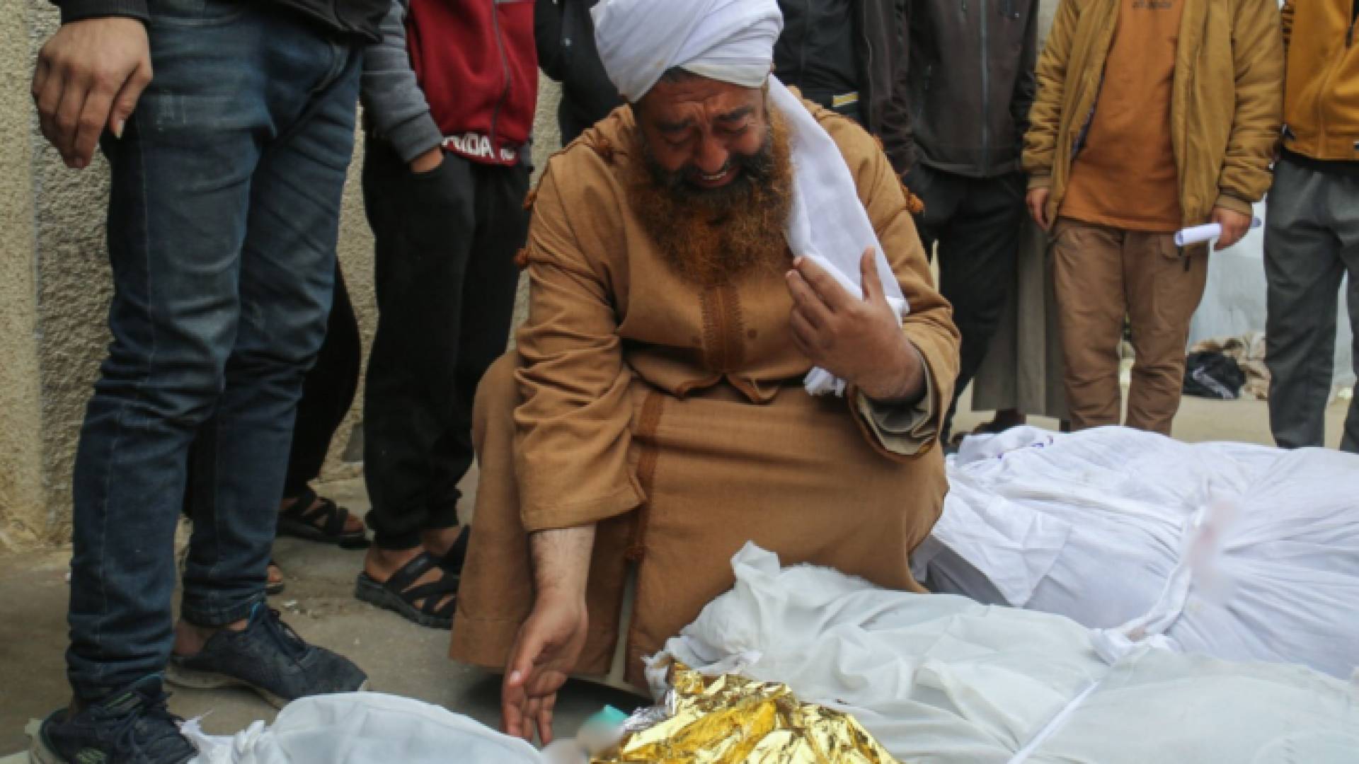 فلسطيني يبكي صغيرا في غزة