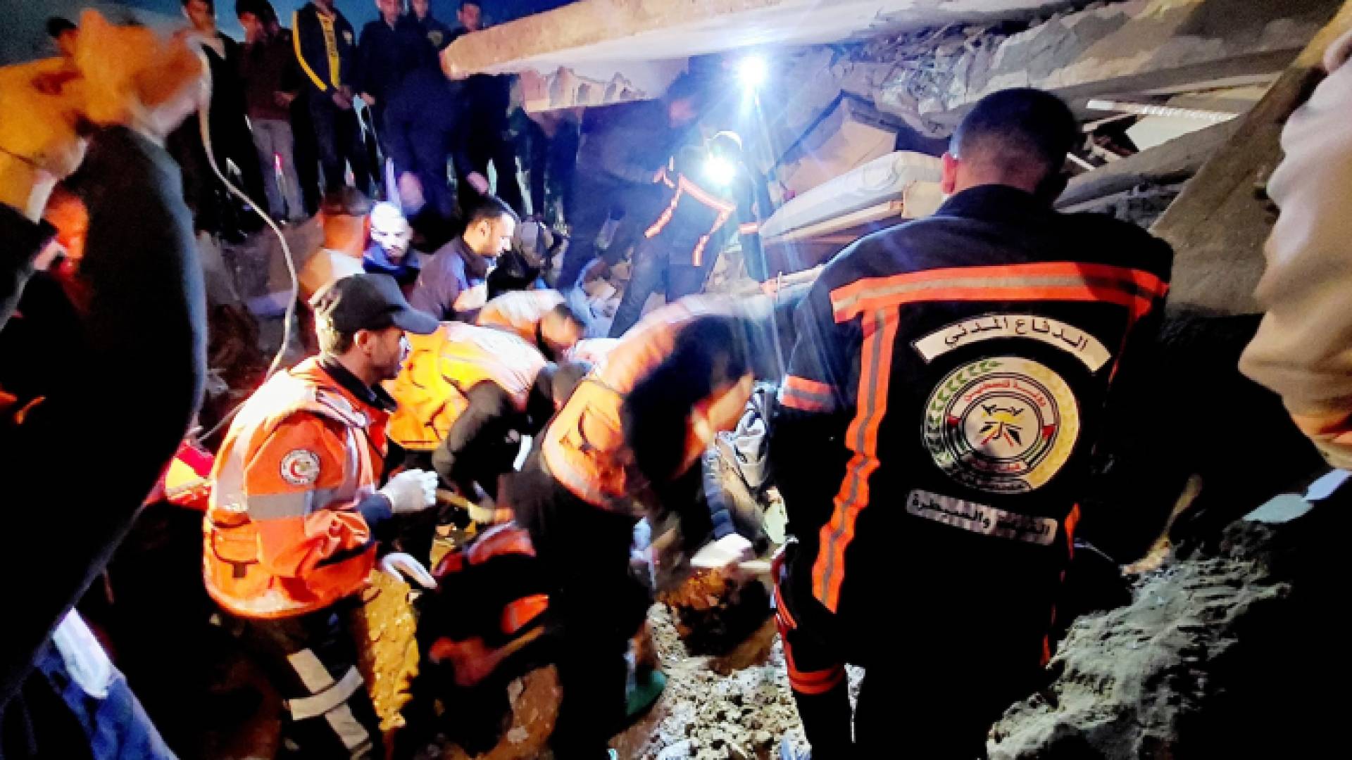 طوقم الدفاع المدني في غزة