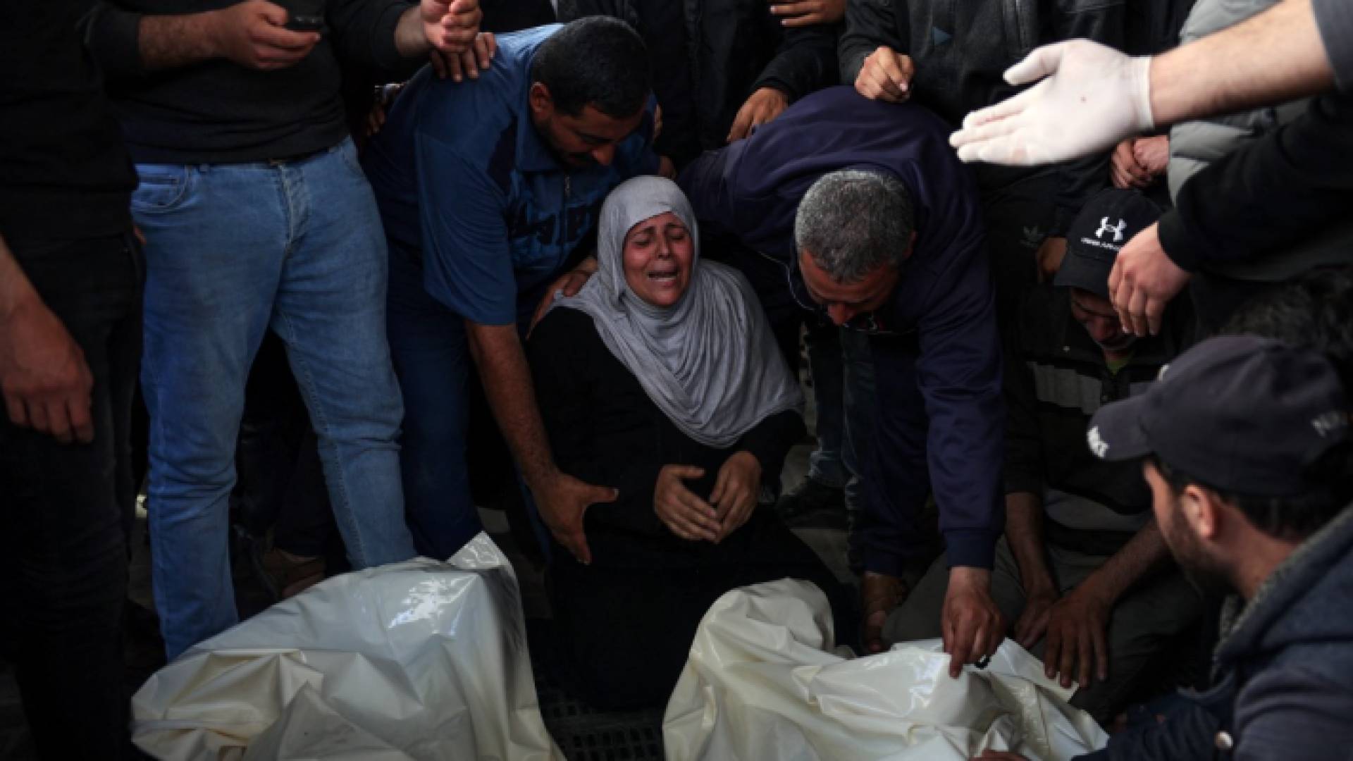 فلسطينية تبكي عائلتها في قطاع غزة