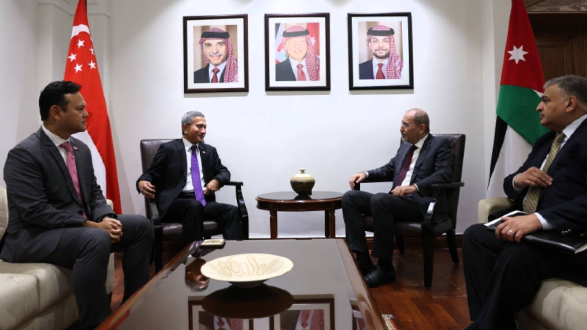 لقاء الصفدي مع نظيره السنغافوري