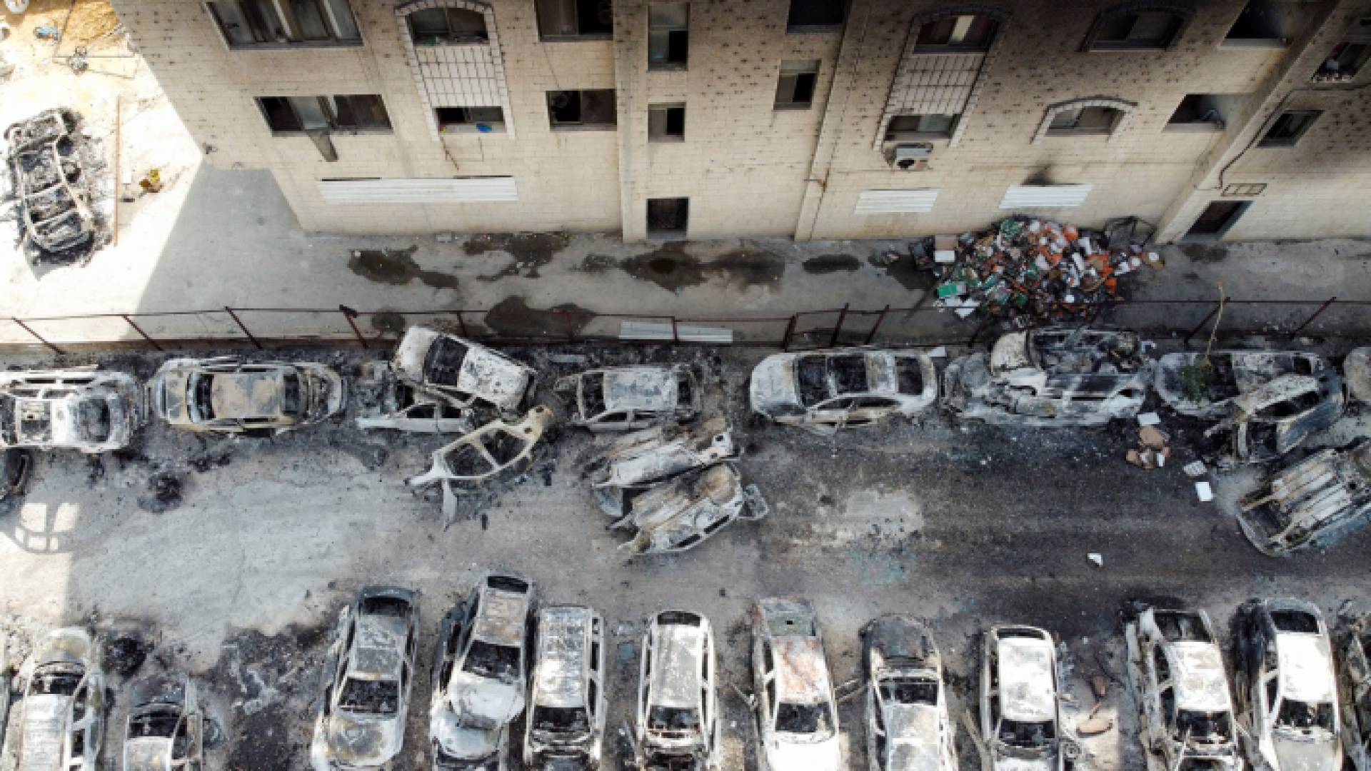 مستوطنون يضرمون النيران بمركبات فلسطينية بوقت سابق