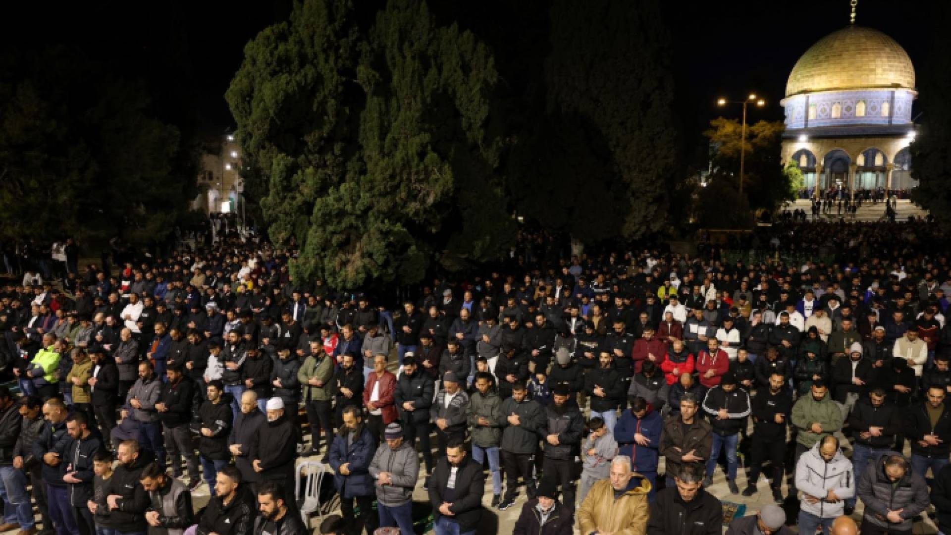 فلسطينيون يؤدون صلاتي العشاء والتراويح في المسجد الأقصى