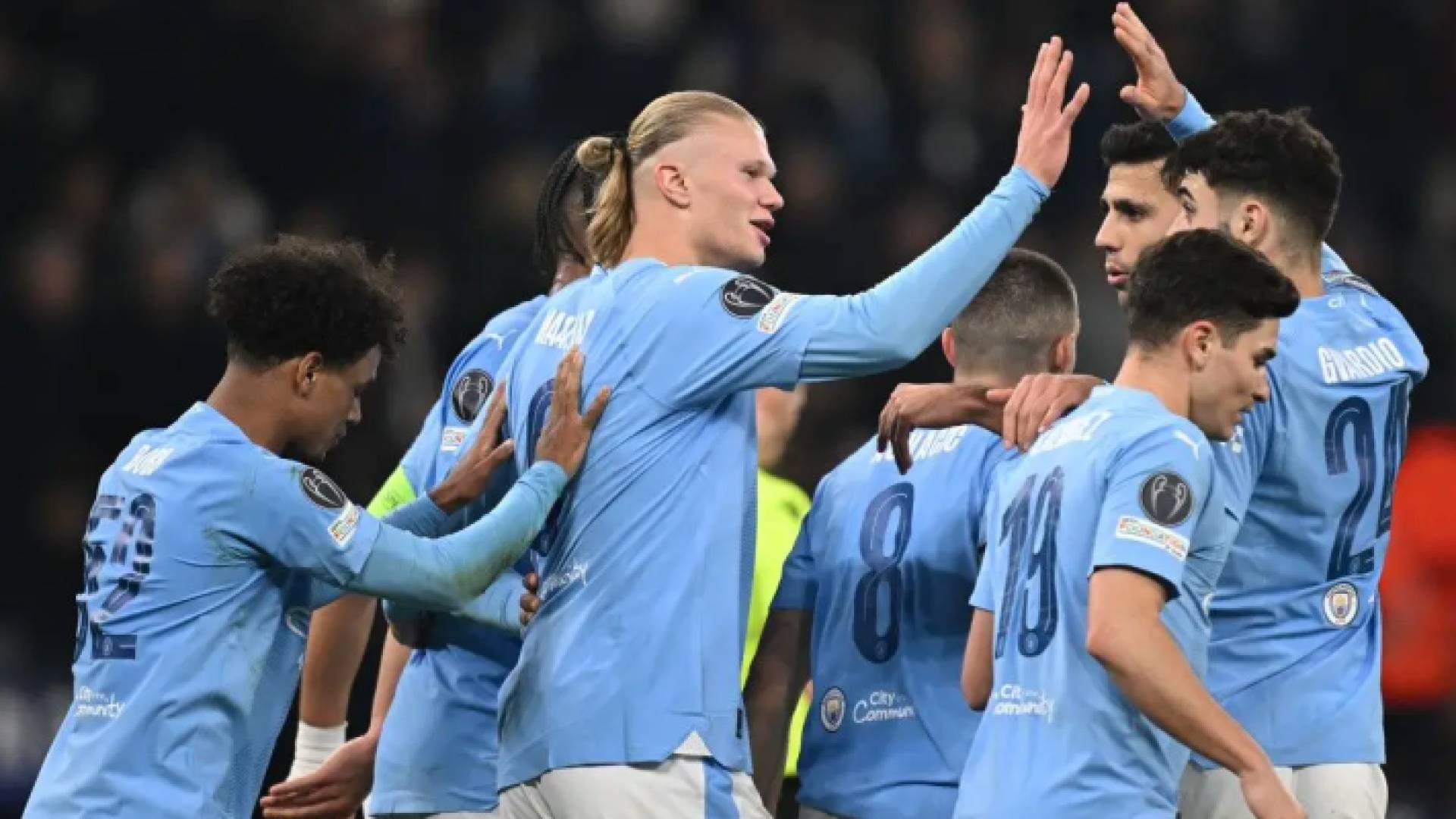 لاعبو مانشستر سيتي يحتفلون بأحد الأهداف