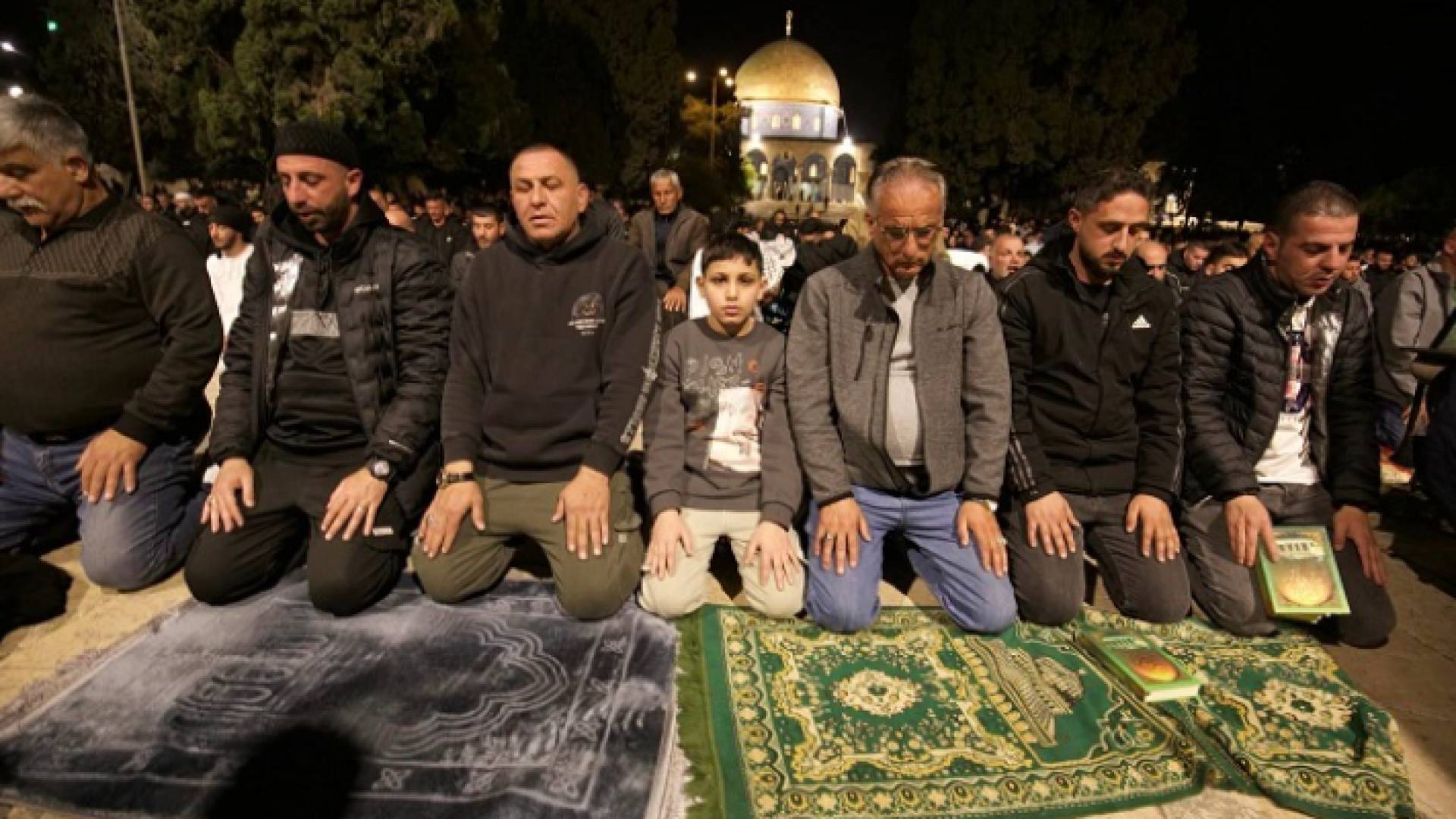 مصلون يؤدون صلاتي العشاء والتراويح في المسجد الأقصى