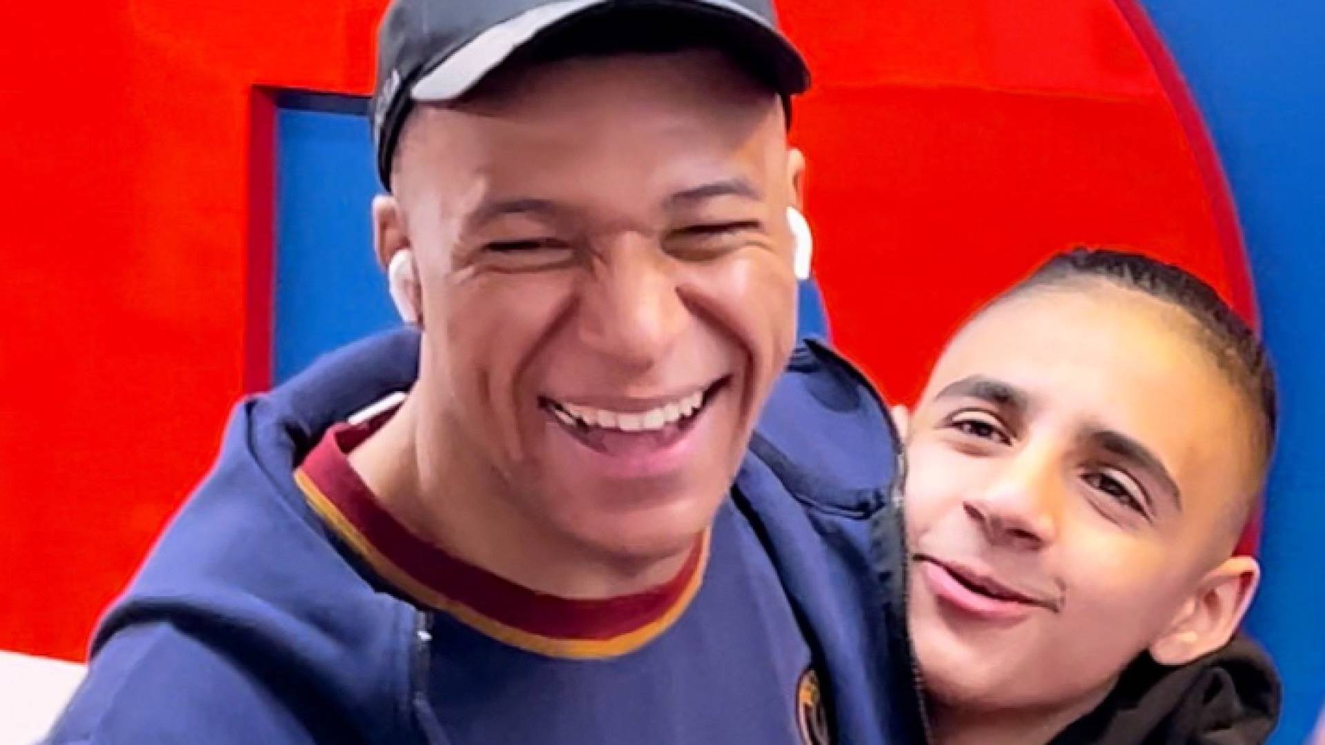 مبابي مع الطفل الذي طلب منه الانتقال الى أرسنال