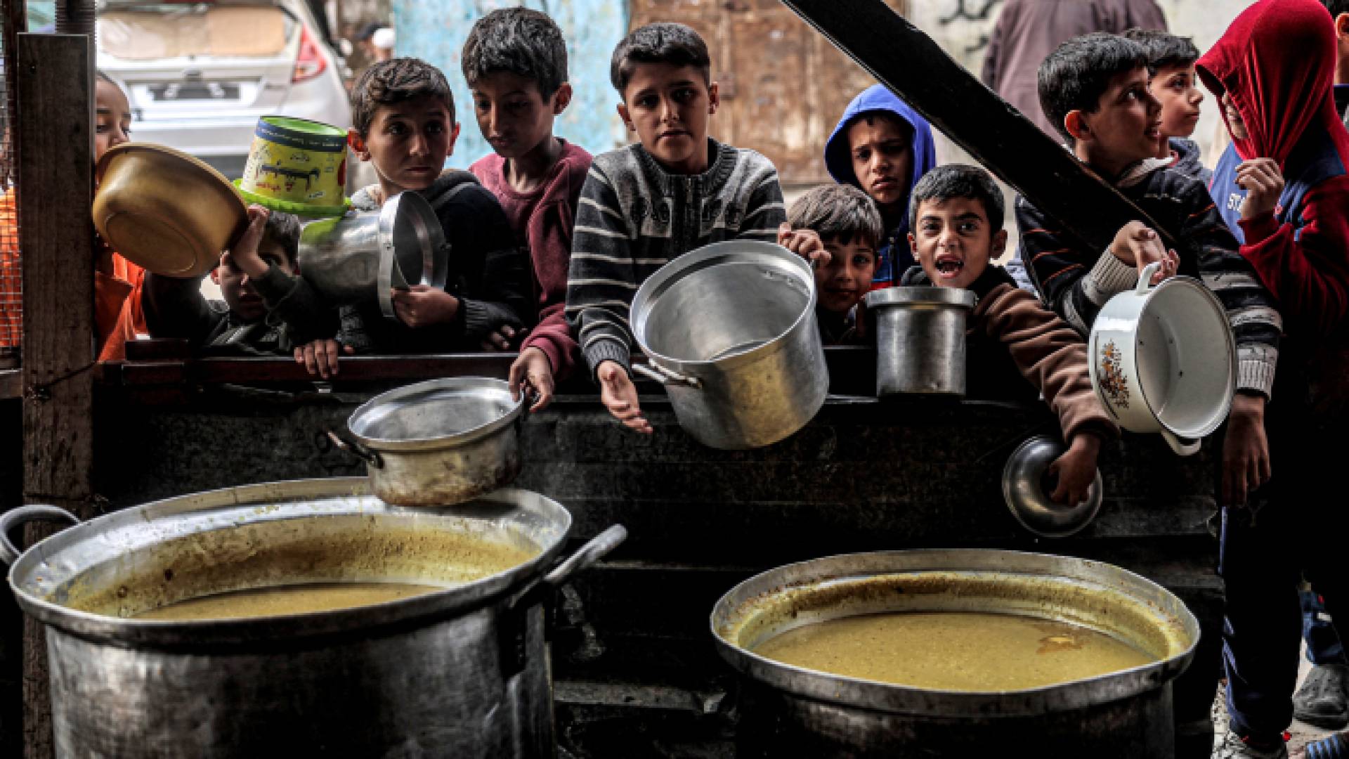 نازحون ينتظرون مساعدات الطعام في رفح