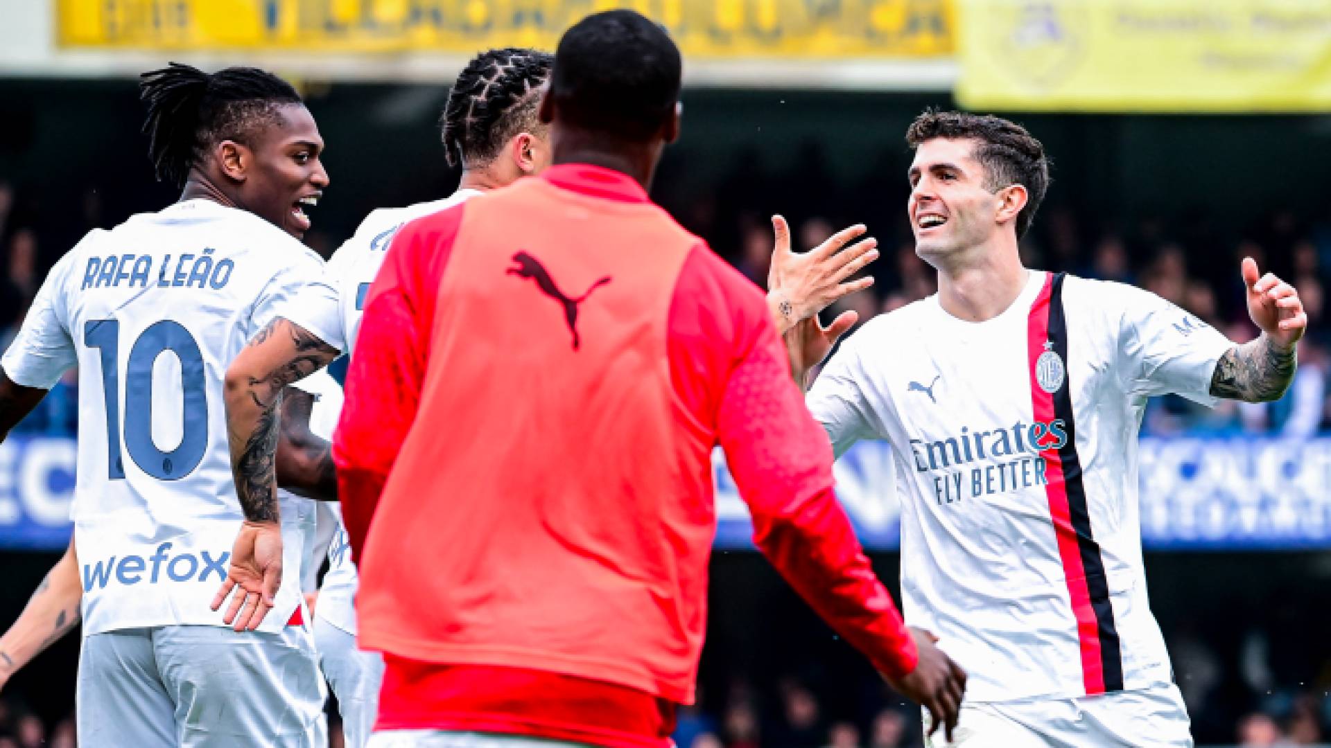 لاعبو ميلان يحتفلون بهدف