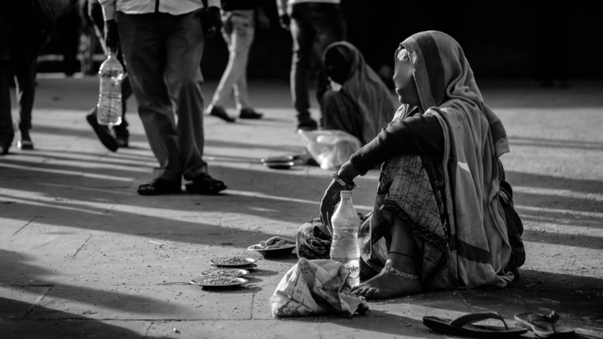سيدة تتسول في أحد الشوارع