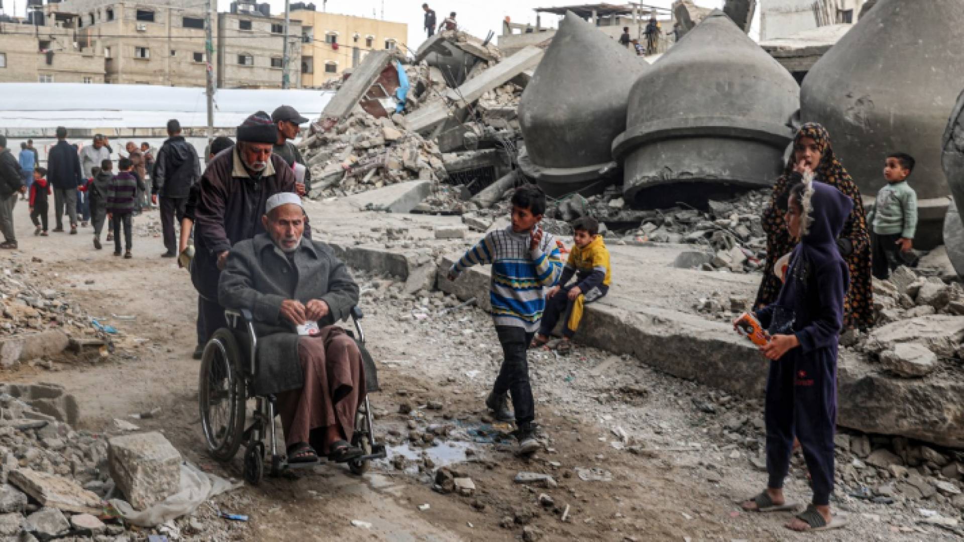 فلسطينيون يسيرون في الطريق العام بغزة ويبحثون عن مأوى آمن