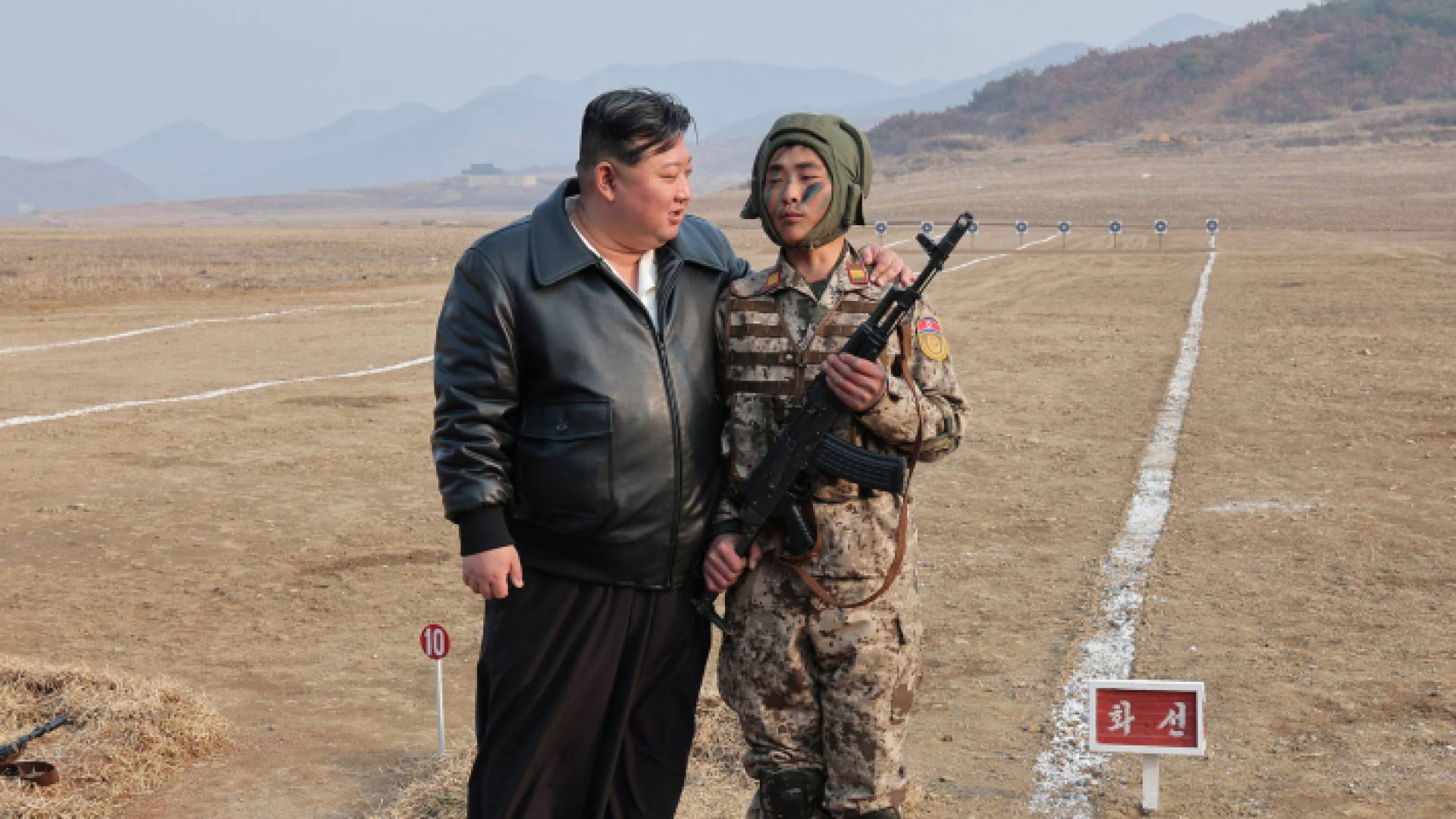 الزعيم الكوري الشمالي كيم جونغ أون يقف مع أحد الجنود