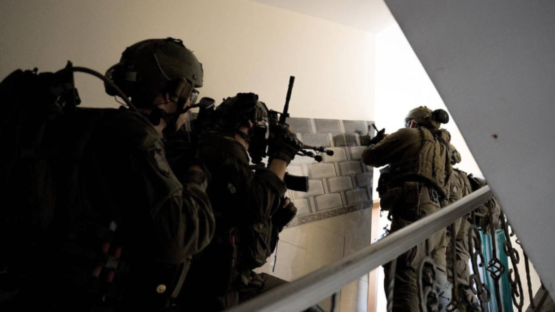 جيش الاحتلال في أحد المباني بغزة