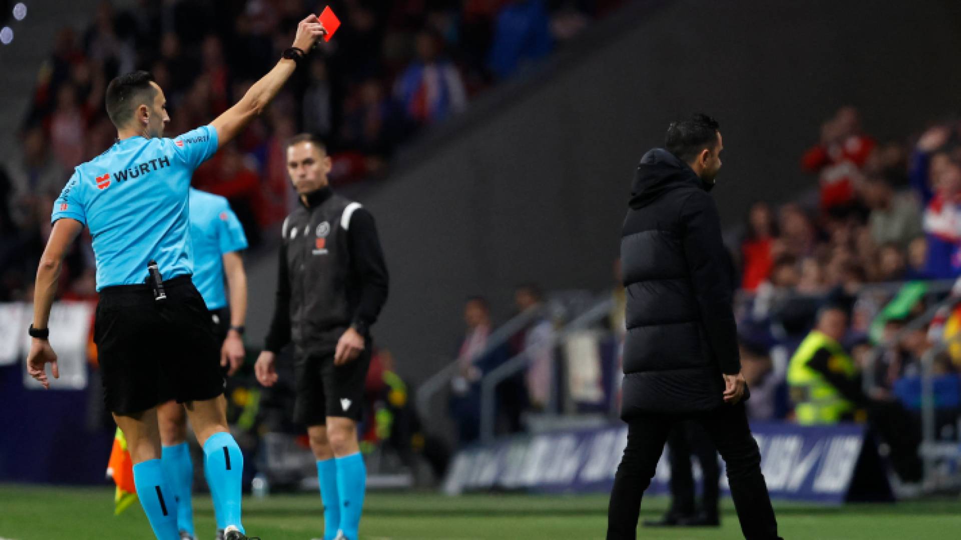 طرد تشافي مدرب برشلونة أمام أتلتيكو مدريد