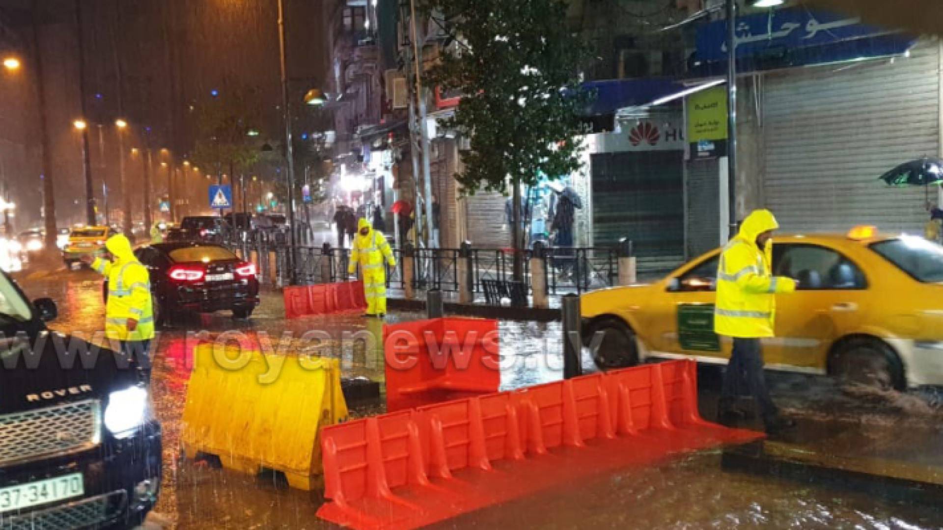 صورة أرشيفية لكوادر أمانة عمان وسط أجواء ماطرة