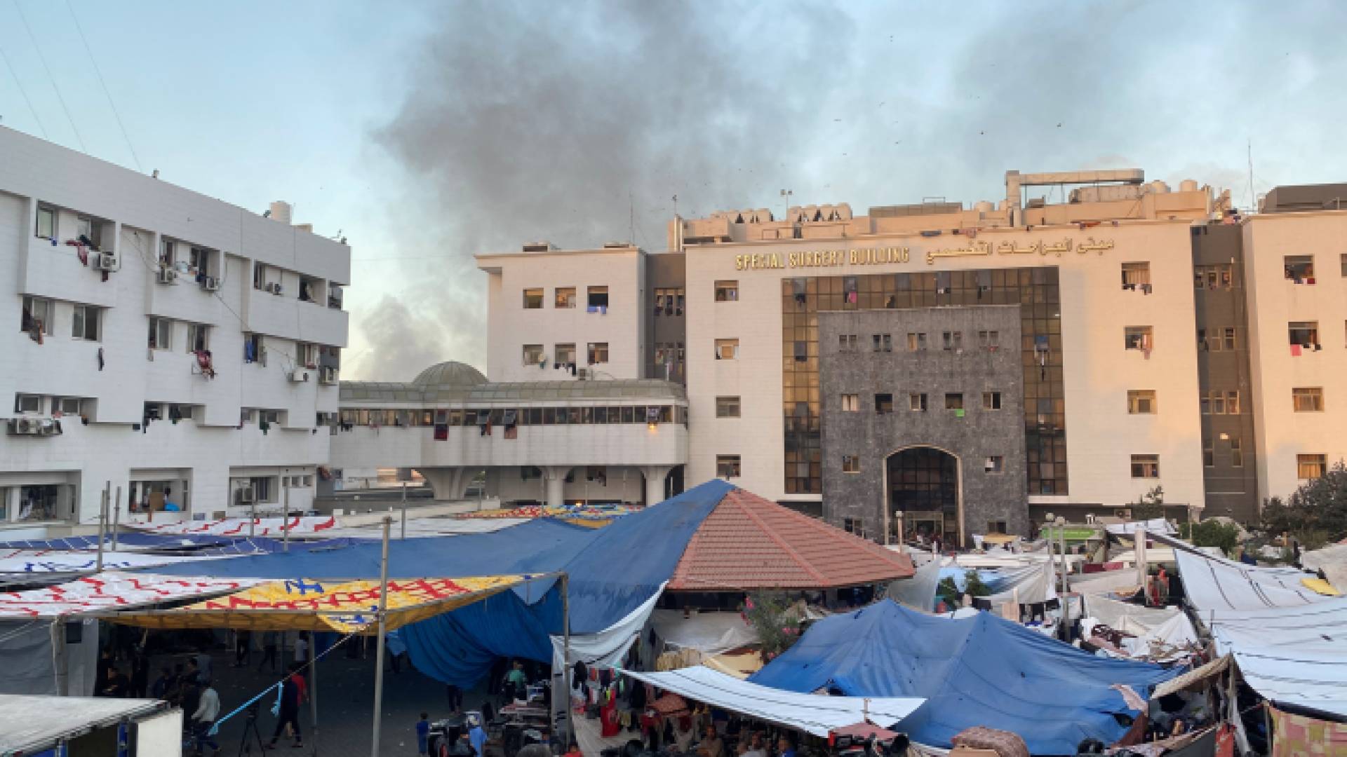 خيام النازحين أمام مجمع الشفاء الطبي