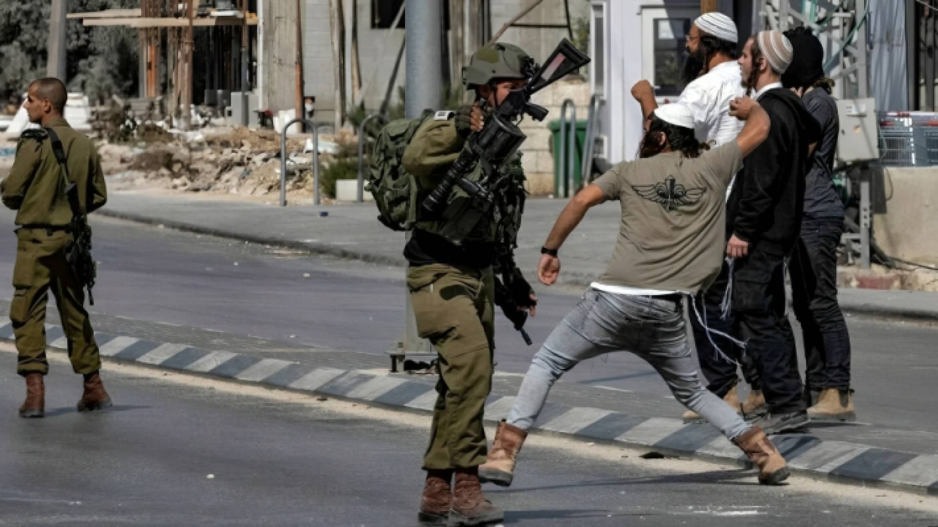 مستوطنون يمارسون العنف في الضفة الغربية