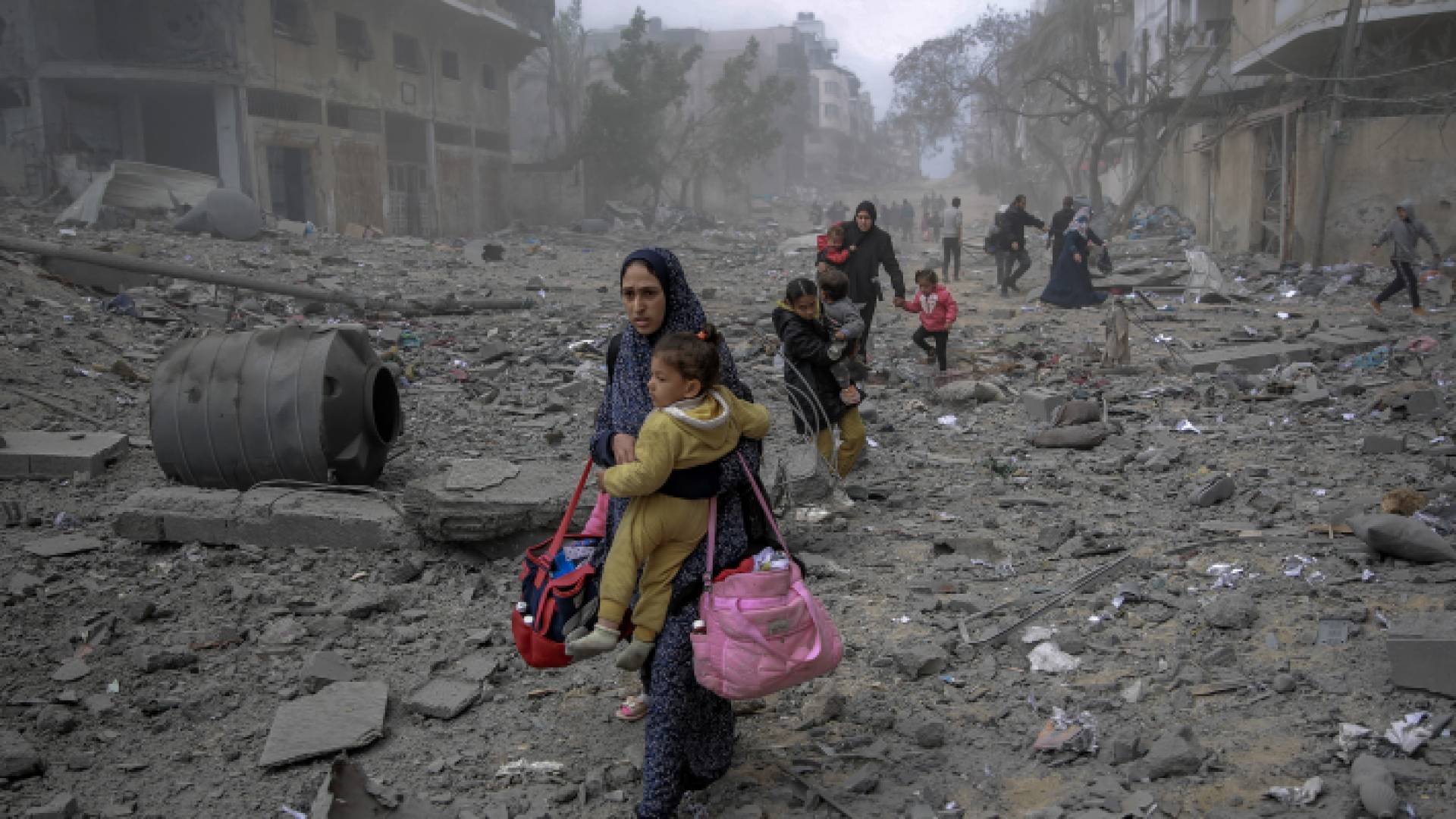 فلسطينية عقب استهداف قوات الاحتلال غزة