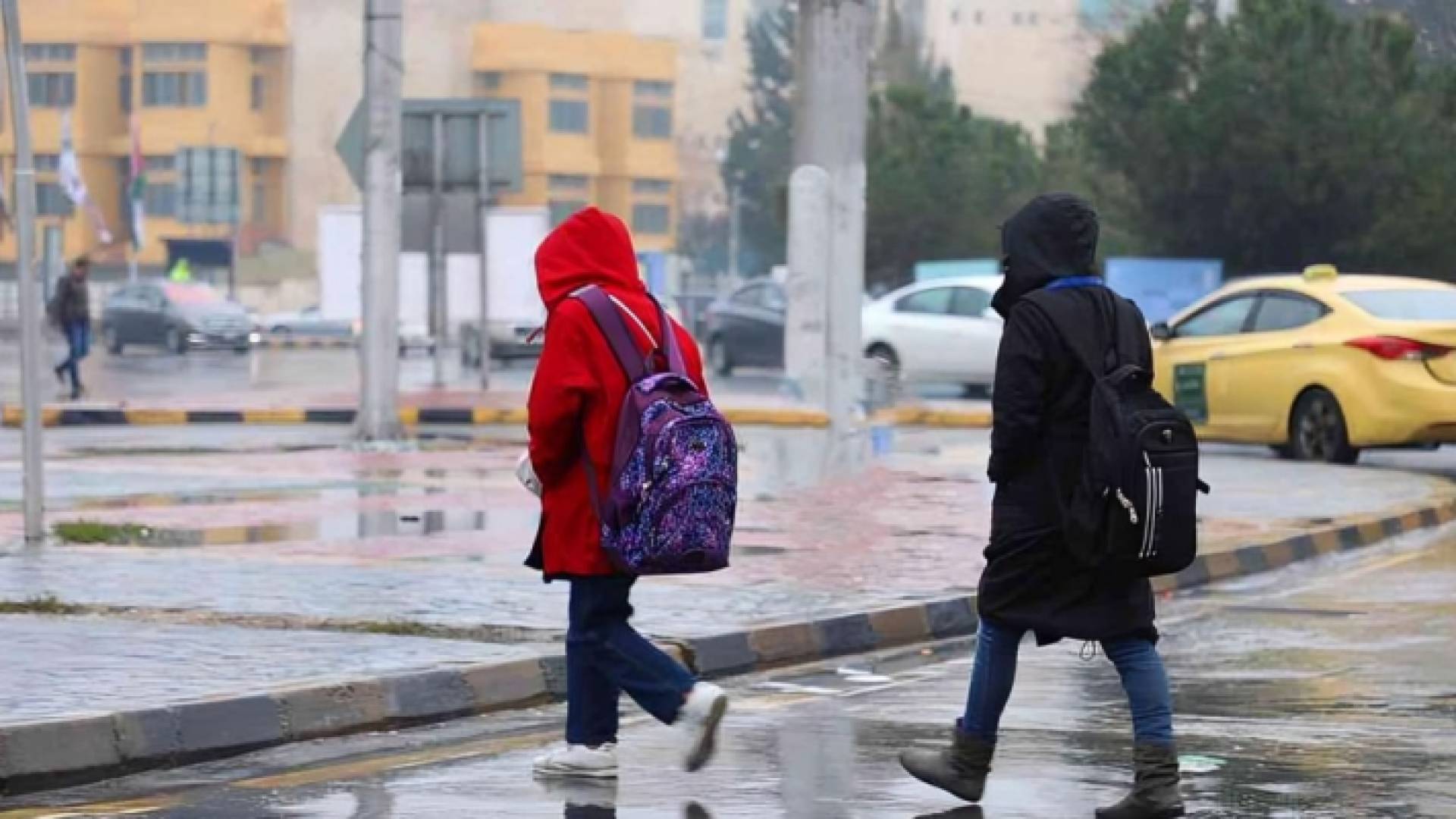 طلبة مدارس وسط هطول الأمطار "أرشيفية"