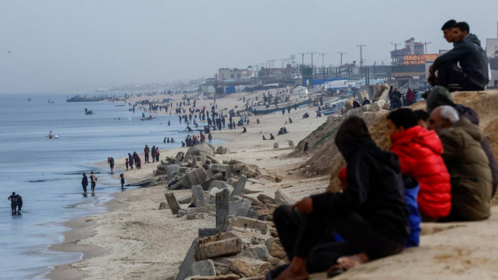 فلسطينيون قبالة سواحل غزة