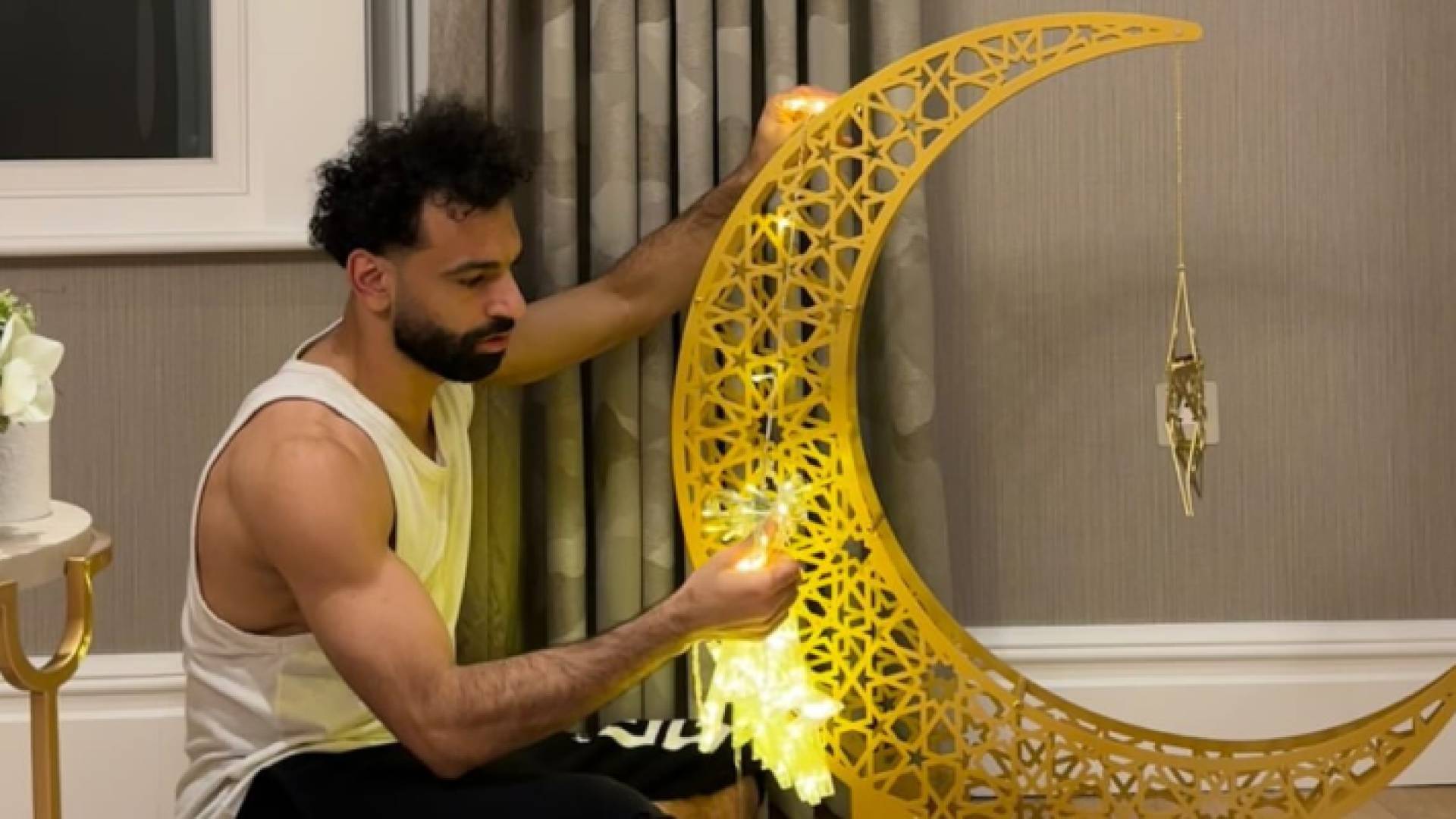 محمد صلاح يزين منزله احتفالا بشهر رمضان