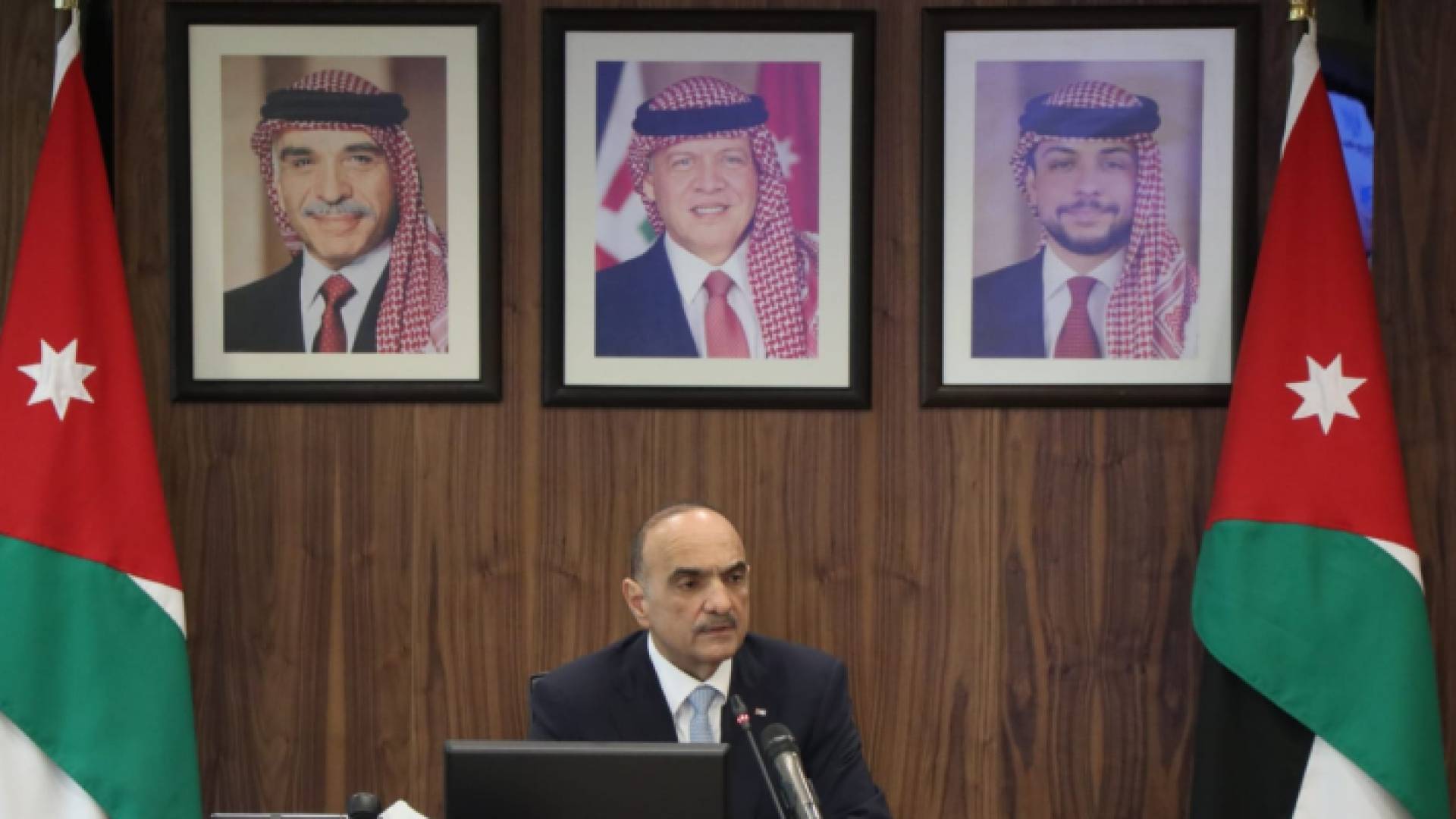 رئيس الوزراء بشر الخصاونة خلال اجتماع مجلس الوزراء