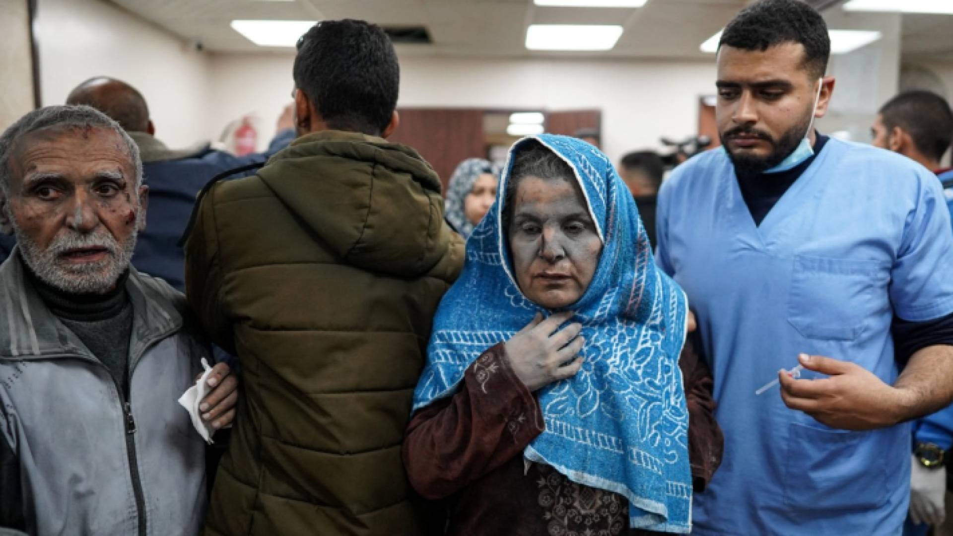 فلسطينية تودع ابنتها الشهيدة في غزة